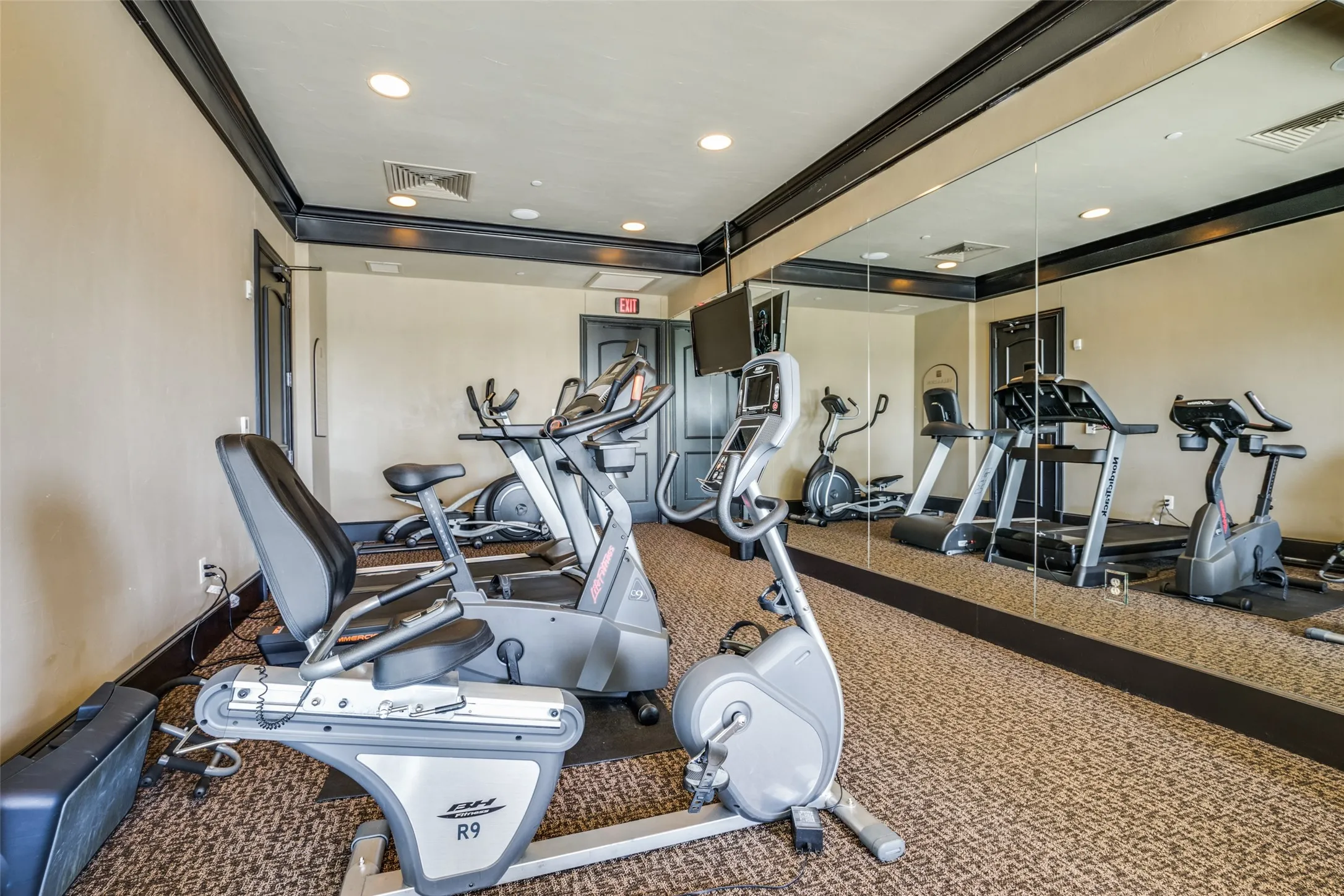 Condominium For Rent in Tarrant County , 501 Samuels Avenue 230, Fort Worth, Texas 76102, 3 Bedroom, 3 Bathroom, 2 Garage spaces, 2,716 Sqft, built in 2008, Preowned, mls#21155399, Real Estate Agent in Fort Worth, Homes For Rent in Tarrant county, Homes For Rent in Fort Worth, Realtor in Fort Worth Texas, Real Estate Brokerage Independent Realty Texas, Luminita Cordes Realtor
