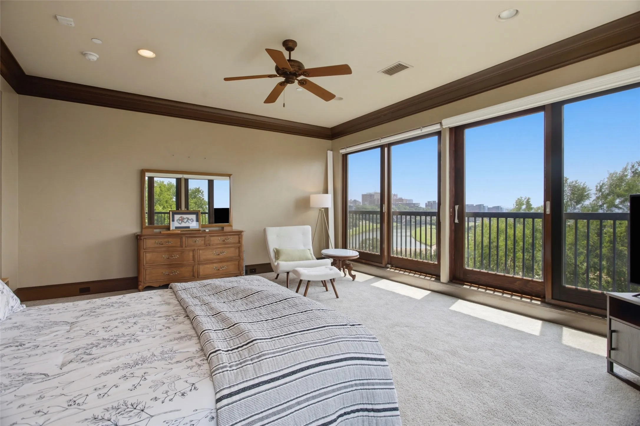 Condominium For Rent in Tarrant County , 501 Samuels Avenue 230, Fort Worth, Texas 76102, 3 Bedroom, 3 Bathroom, 2 Garage spaces, 2,716 Sqft, built in 2008, Preowned, mls#21155399, Real Estate Agent in Fort Worth, Homes For Rent in Tarrant county, Homes For Rent in Fort Worth, Realtor in Fort Worth Texas, Real Estate Brokerage Independent Realty Texas, Luminita Cordes Realtor