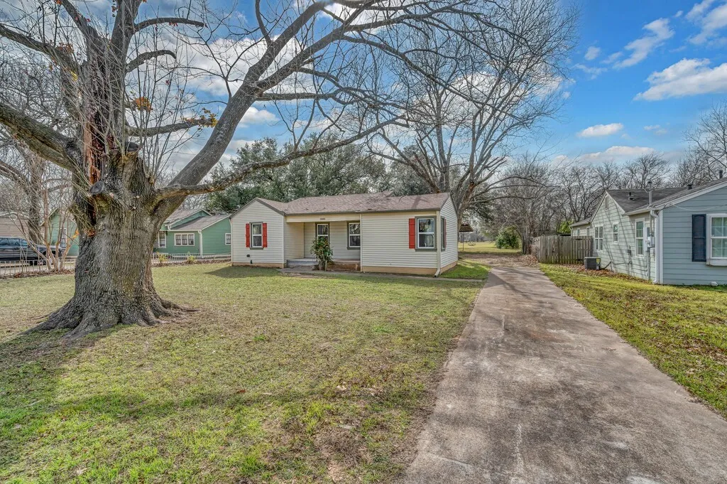 Single Family Residence For Sale in Mc Lennan County , 3213 S 3rd Street, Waco, Texas 76706, 3 Bedrooms, 2 Bathrooms, Garage spaces, 1,563 Sqft, built in 1953, Price $299,900, mls#21160718, Real Estate Agent in Waco, Homes For Sale in Mc Lennan county, Homes For Sale in Waco, Realtor in Waco Texas, Real Estate Brokerage Independent Realty Texas, Luminita Cordes Realtor