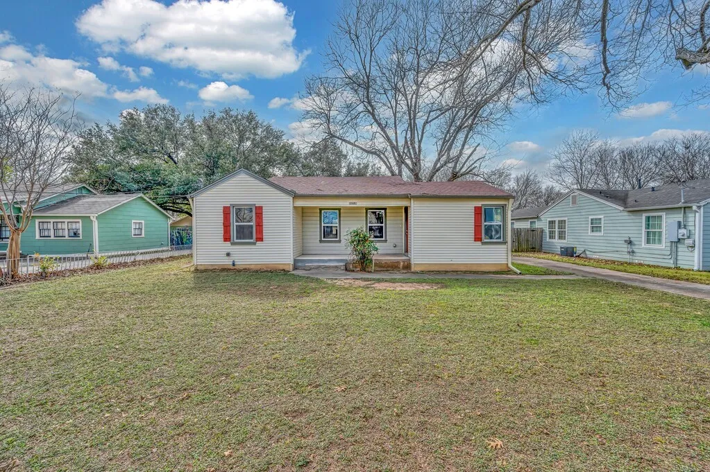 Single Family Residence For Sale in Mc Lennan County , 3213 S 3rd Street, Waco, Texas 76706, 3 Bedrooms, 2 Bathrooms, Garage spaces, 1,563 Sqft, built in 1953, Price $299,900, mls#21160718, Real Estate Agent in Waco, Homes For Sale in Mc Lennan county, Homes For Sale in Waco, Realtor in Waco Texas, Real Estate Brokerage Independent Realty Texas, Luminita Cordes Realtor