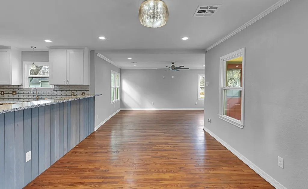 Single Family Residence For Sale in Mc Lennan County , 3213 S 3rd Street, Waco, Texas 76706, 3 Bedrooms, 2 Bathrooms, Garage spaces, 1,563 Sqft, built in 1953, Price $299,900, mls#21160718, Real Estate Agent in Waco, Homes For Sale in Mc Lennan county, Homes For Sale in Waco, Realtor in Waco Texas, Real Estate Brokerage Independent Realty Texas, Luminita Cordes Realtor