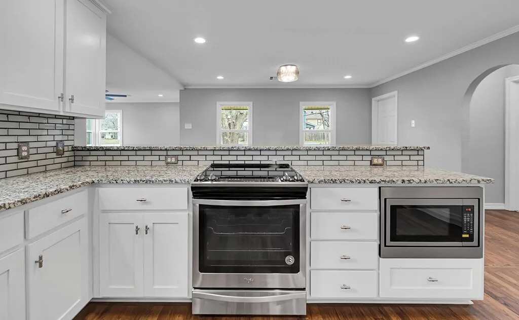 Single Family Residence For Sale in Mc Lennan County , 3213 S 3rd Street, Waco, Texas 76706, 3 Bedrooms, 2 Bathrooms, Garage spaces, 1,563 Sqft, built in 1953, Price $299,900, mls#21160718, Real Estate Agent in Waco, Homes For Sale in Mc Lennan county, Homes For Sale in Waco, Realtor in Waco Texas, Real Estate Brokerage Independent Realty Texas, Luminita Cordes Realtor