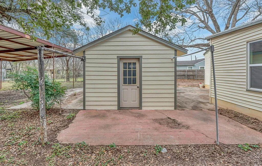 Single Family Residence For Sale in Mc Lennan County , 3213 S 3rd Street, Waco, Texas 76706, 3 Bedrooms, 2 Bathrooms, Garage spaces, 1,563 Sqft, built in 1953, Price $299,900, mls#21160718, Real Estate Agent in Waco, Homes For Sale in Mc Lennan county, Homes For Sale in Waco, Realtor in Waco Texas, Real Estate Brokerage Independent Realty Texas, Luminita Cordes Realtor