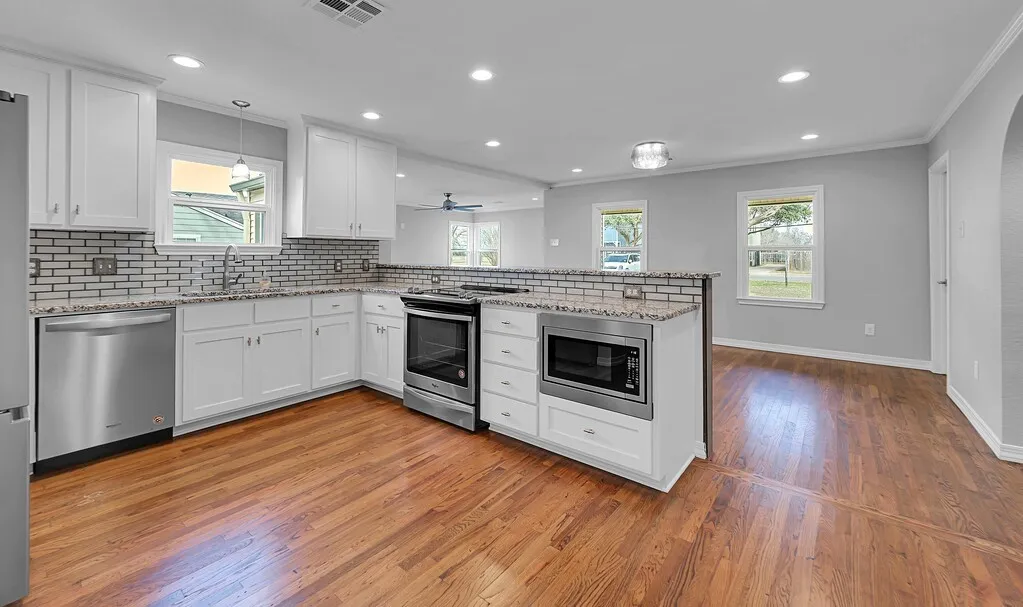 Single Family Residence For Sale in Mc Lennan County , 3213 S 3rd Street, Waco, Texas 76706, 3 Bedrooms, 2 Bathrooms, Garage spaces, 1,563 Sqft, built in 1953, Price $299,900, mls#21160718, Real Estate Agent in Waco, Homes For Sale in Mc Lennan county, Homes For Sale in Waco, Realtor in Waco Texas, Real Estate Brokerage Independent Realty Texas, Luminita Cordes Realtor