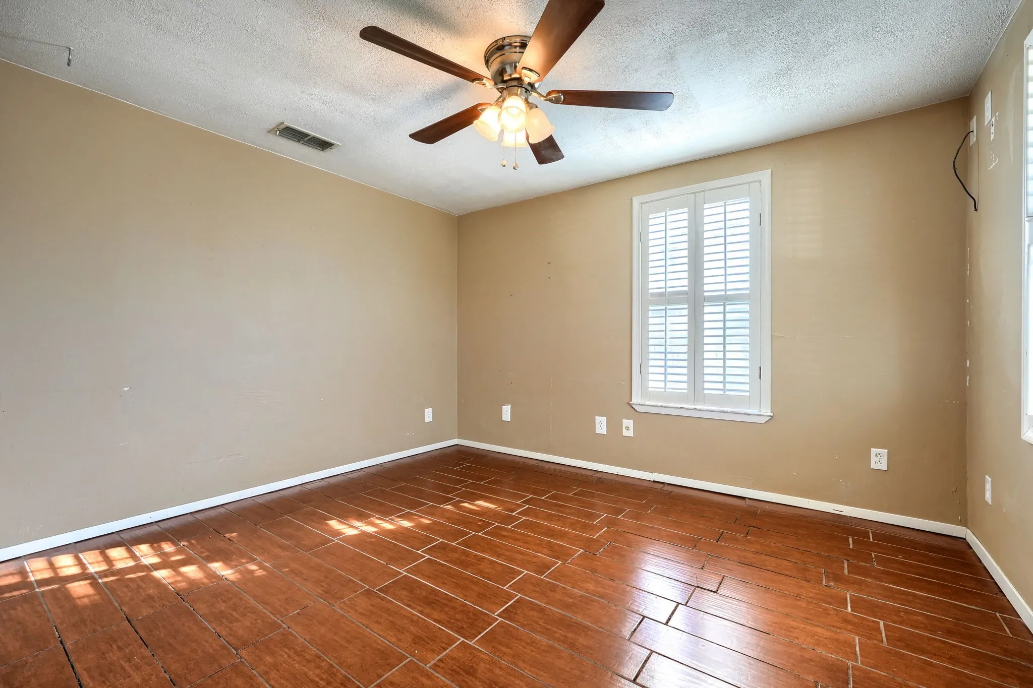 Single Family Residence For Sale in Hunt County , 2112 Mangum Street, Commerce, Texas 75428, 3 Bedroom, 2 Bathroom, Garage spaces, 1,740 Sqft, built in 1960, mls#21159137, Real Estate Agent in Commerce, Homes For Sale in Hunt county, Homes For Sale in Commerce, Realtor in Commerce Texas, Real Estate Brokerage Independent Realty Texas, Luminita Cordes Realtor