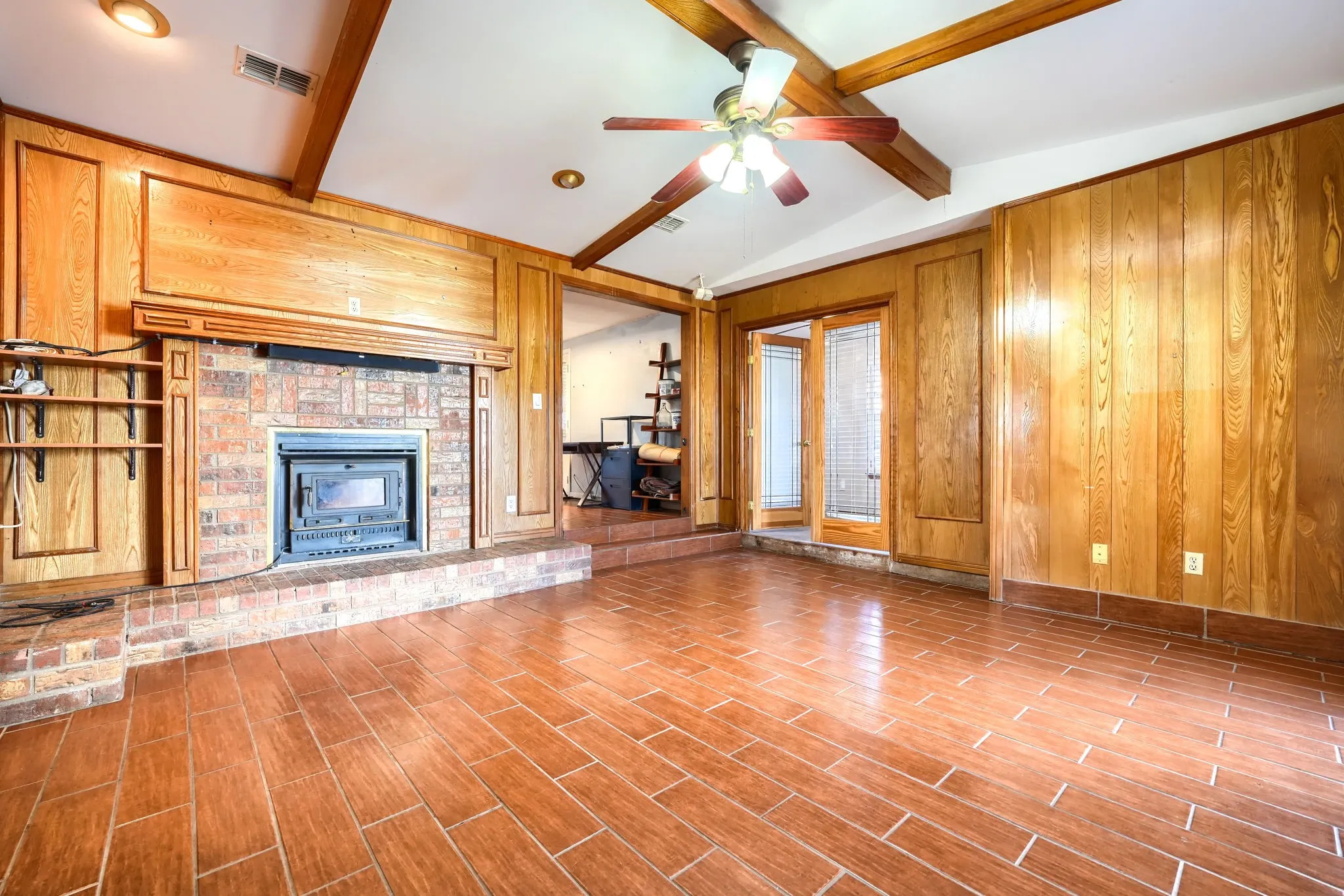 Single Family Residence For Sale in Hunt County , 2112 Mangum Street, Commerce, Texas 75428, 3 Bedroom, 2 Bathroom, Garage spaces, 1,740 Sqft, built in 1960, mls#21159137, Real Estate Agent in Commerce, Homes For Sale in Hunt county, Homes For Sale in Commerce, Realtor in Commerce Texas, Real Estate Brokerage Independent Realty Texas, Luminita Cordes Realtor