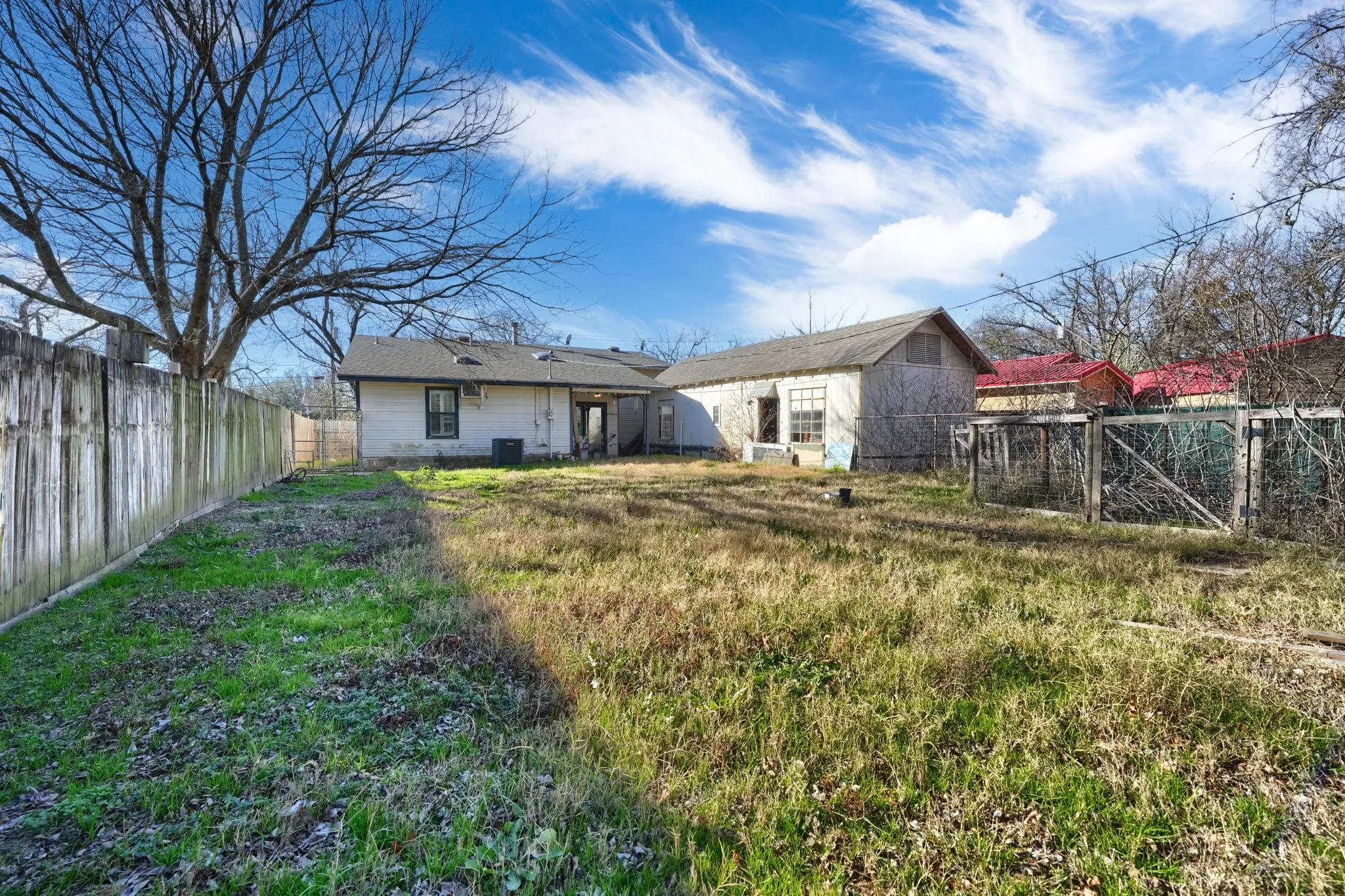 Single Family Residence For Sale in Hunt County , 2112 Mangum Street, Commerce, Texas 75428, 3 Bedroom, 2 Bathroom, Garage spaces, 1,740 Sqft, built in 1960, mls#21159137, Real Estate Agent in Commerce, Homes For Sale in Hunt county, Homes For Sale in Commerce, Realtor in Commerce Texas, Real Estate Brokerage Independent Realty Texas, Luminita Cordes Realtor