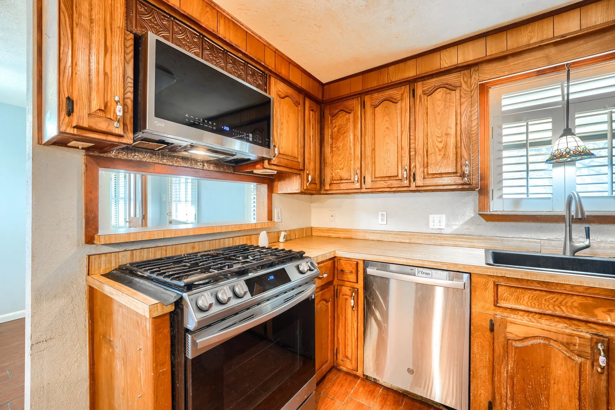 Single Family Residence For Sale in Hunt County , 2112 Mangum Street, Commerce, Texas 75428, 3 Bedroom, 2 Bathroom, Garage spaces, 1,740 Sqft, built in 1960, mls#21159137, Real Estate Agent in Commerce, Homes For Sale in Hunt county, Homes For Sale in Commerce, Realtor in Commerce Texas, Real Estate Brokerage Independent Realty Texas, Luminita Cordes Realtor