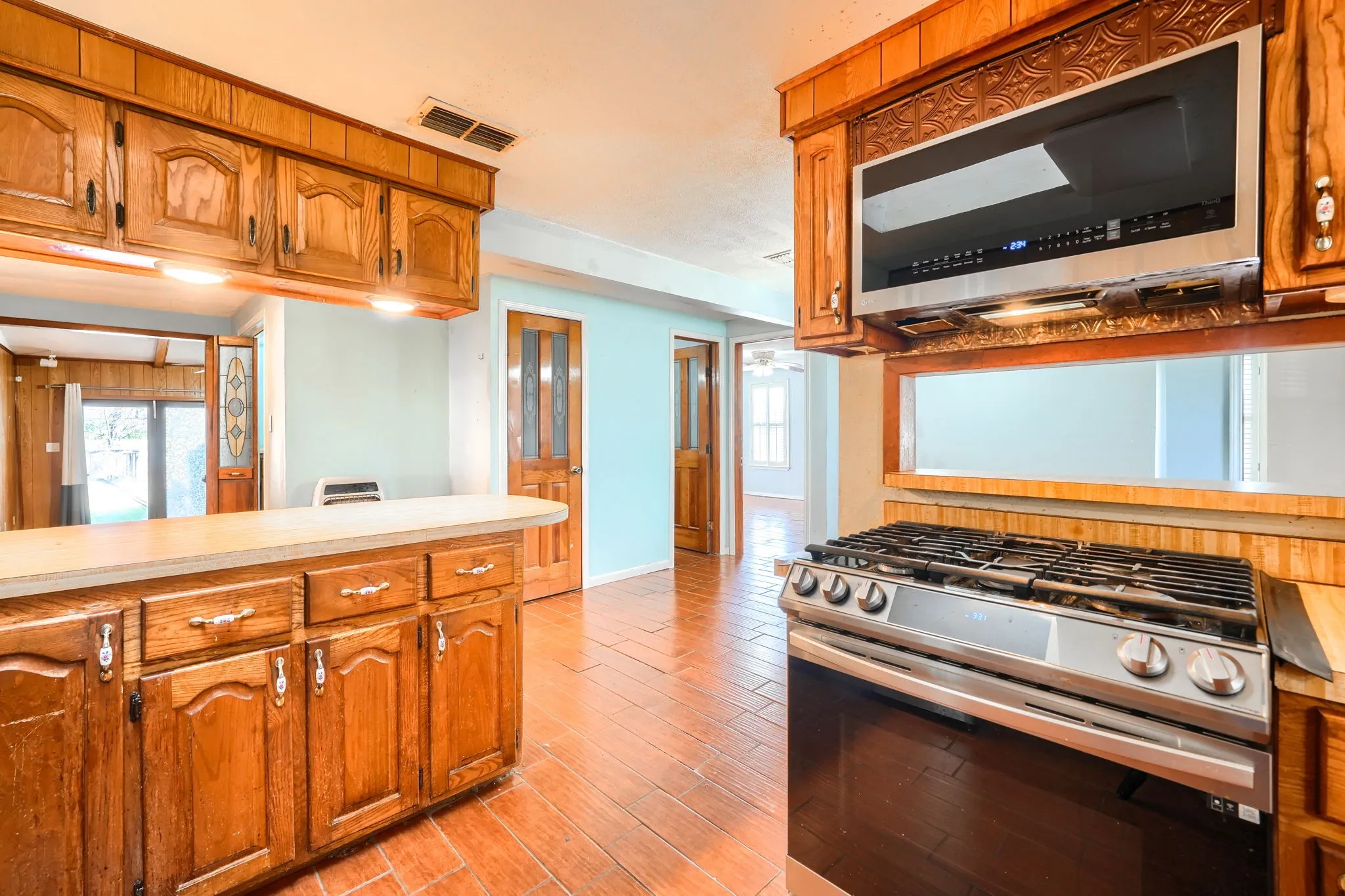 Single Family Residence For Sale in Hunt County , 2112 Mangum Street, Commerce, Texas 75428, 3 Bedroom, 2 Bathroom, Garage spaces, 1,740 Sqft, built in 1960, mls#21159137, Real Estate Agent in Commerce, Homes For Sale in Hunt county, Homes For Sale in Commerce, Realtor in Commerce Texas, Real Estate Brokerage Independent Realty Texas, Luminita Cordes Realtor