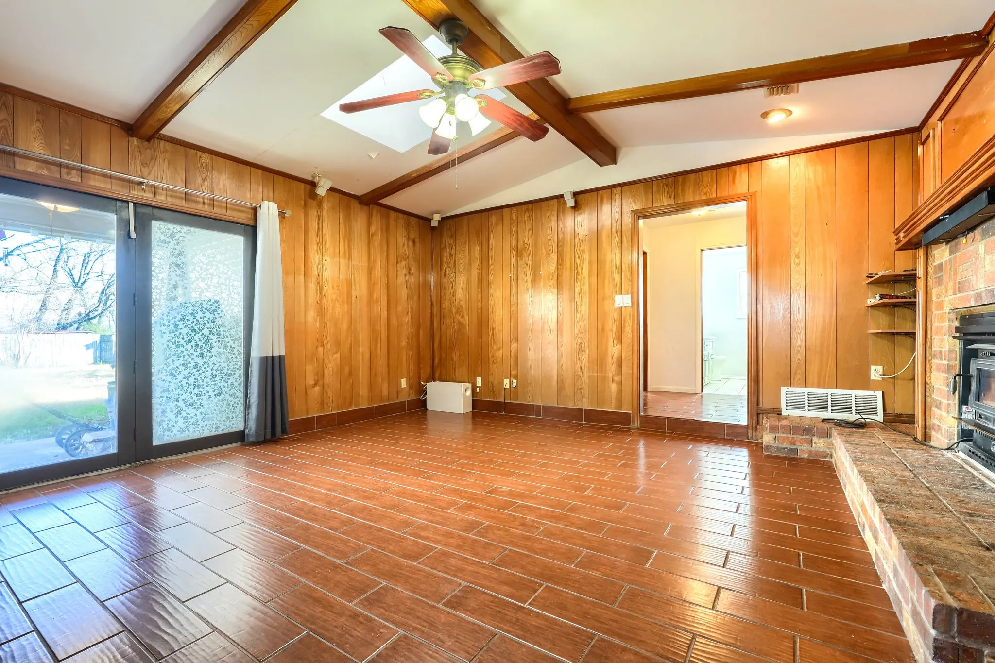Single Family Residence For Sale in Hunt County , 2112 Mangum Street, Commerce, Texas 75428, 3 Bedroom, 2 Bathroom, Garage spaces, 1,740 Sqft, built in 1960, mls#21159137, Real Estate Agent in Commerce, Homes For Sale in Hunt county, Homes For Sale in Commerce, Realtor in Commerce Texas, Real Estate Brokerage Independent Realty Texas, Luminita Cordes Realtor