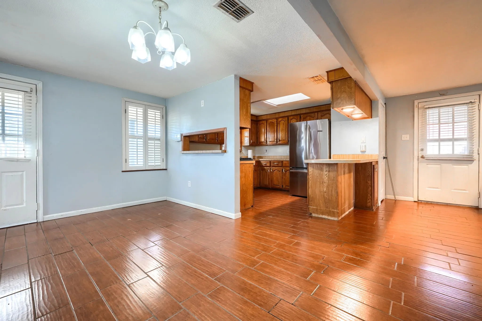 Single Family Residence For Sale in Hunt County , 2112 Mangum Street, Commerce, Texas 75428, 3 Bedroom, 2 Bathroom, Garage spaces, 1,740 Sqft, built in 1960, mls#21159137, Real Estate Agent in Commerce, Homes For Sale in Hunt county, Homes For Sale in Commerce, Realtor in Commerce Texas, Real Estate Brokerage Independent Realty Texas, Luminita Cordes Realtor