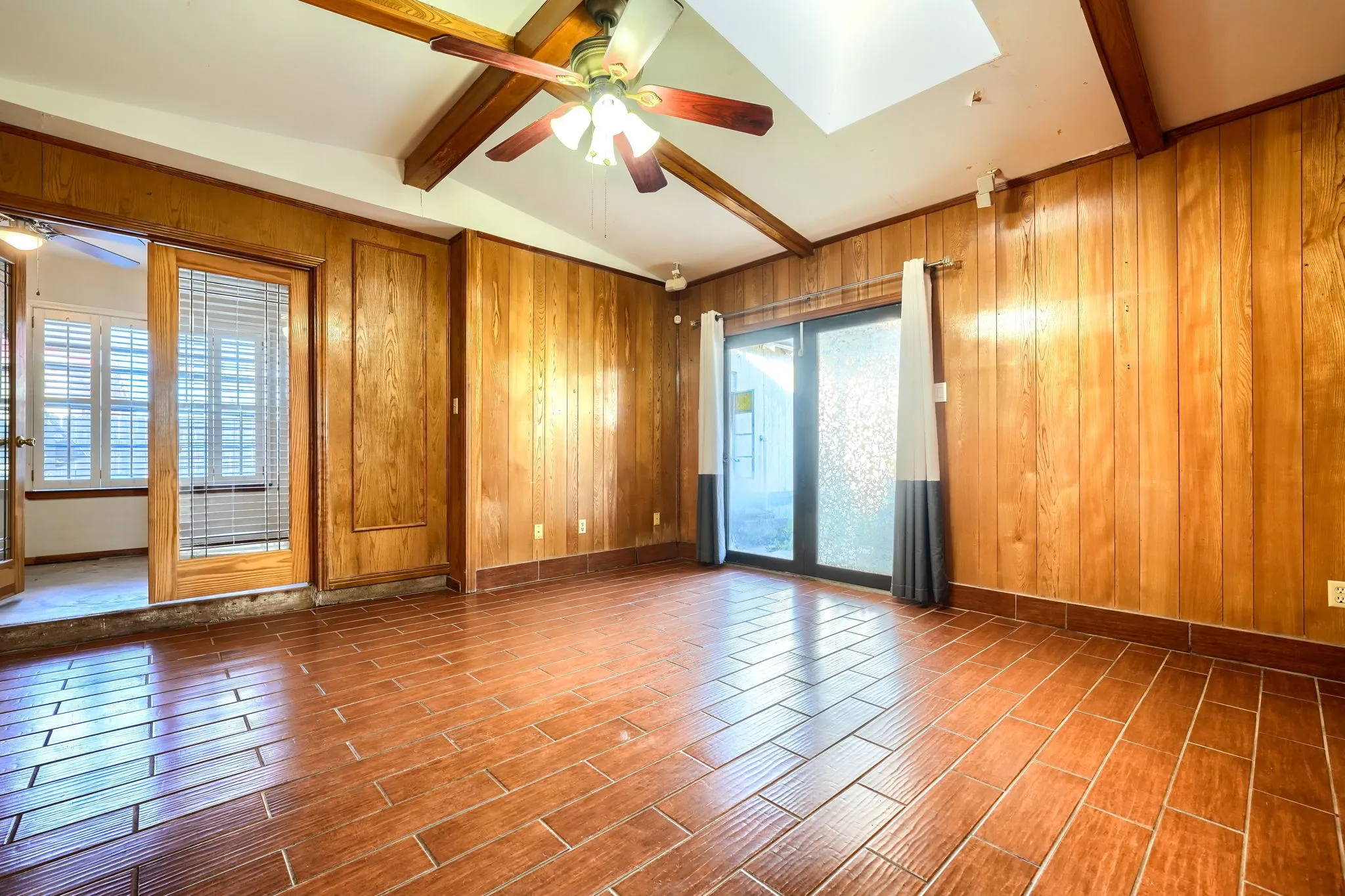 Single Family Residence For Sale in Hunt County , 2112 Mangum Street, Commerce, Texas 75428, 3 Bedroom, 2 Bathroom, Garage spaces, 1,740 Sqft, built in 1960, mls#21159137, Real Estate Agent in Commerce, Homes For Sale in Hunt county, Homes For Sale in Commerce, Realtor in Commerce Texas, Real Estate Brokerage Independent Realty Texas, Luminita Cordes Realtor