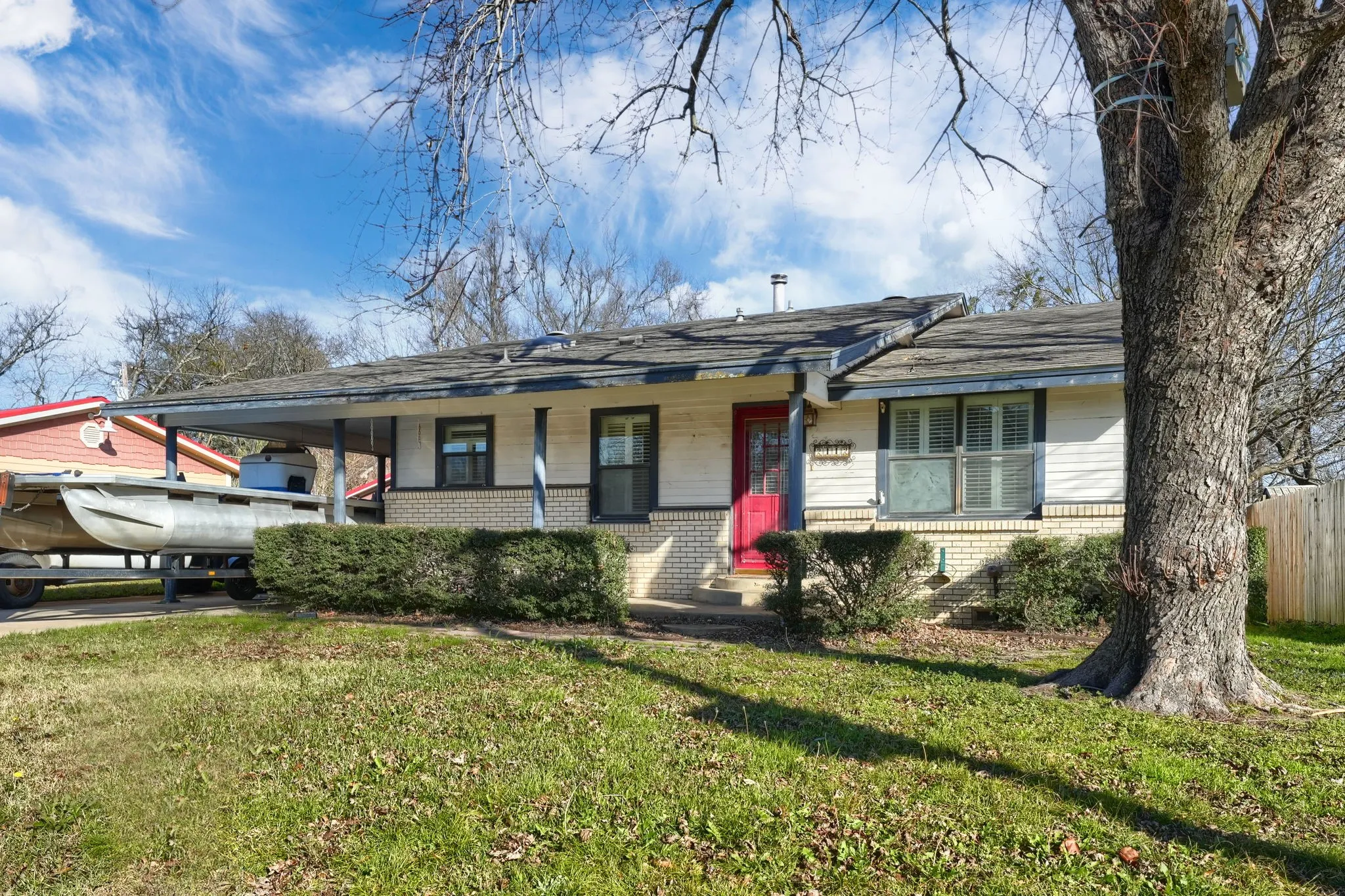 Single Family Residence For Sale in Hunt County , 2112 Mangum Street, Commerce, Texas 75428, 3 Bedroom, 2 Bathroom, Garage spaces, 1,740 Sqft, built in 1960, mls#21159137, Real Estate Agent in Commerce, Homes For Sale in Hunt county, Homes For Sale in Commerce, Realtor in Commerce Texas, Real Estate Brokerage Independent Realty Texas, Luminita Cordes Realtor