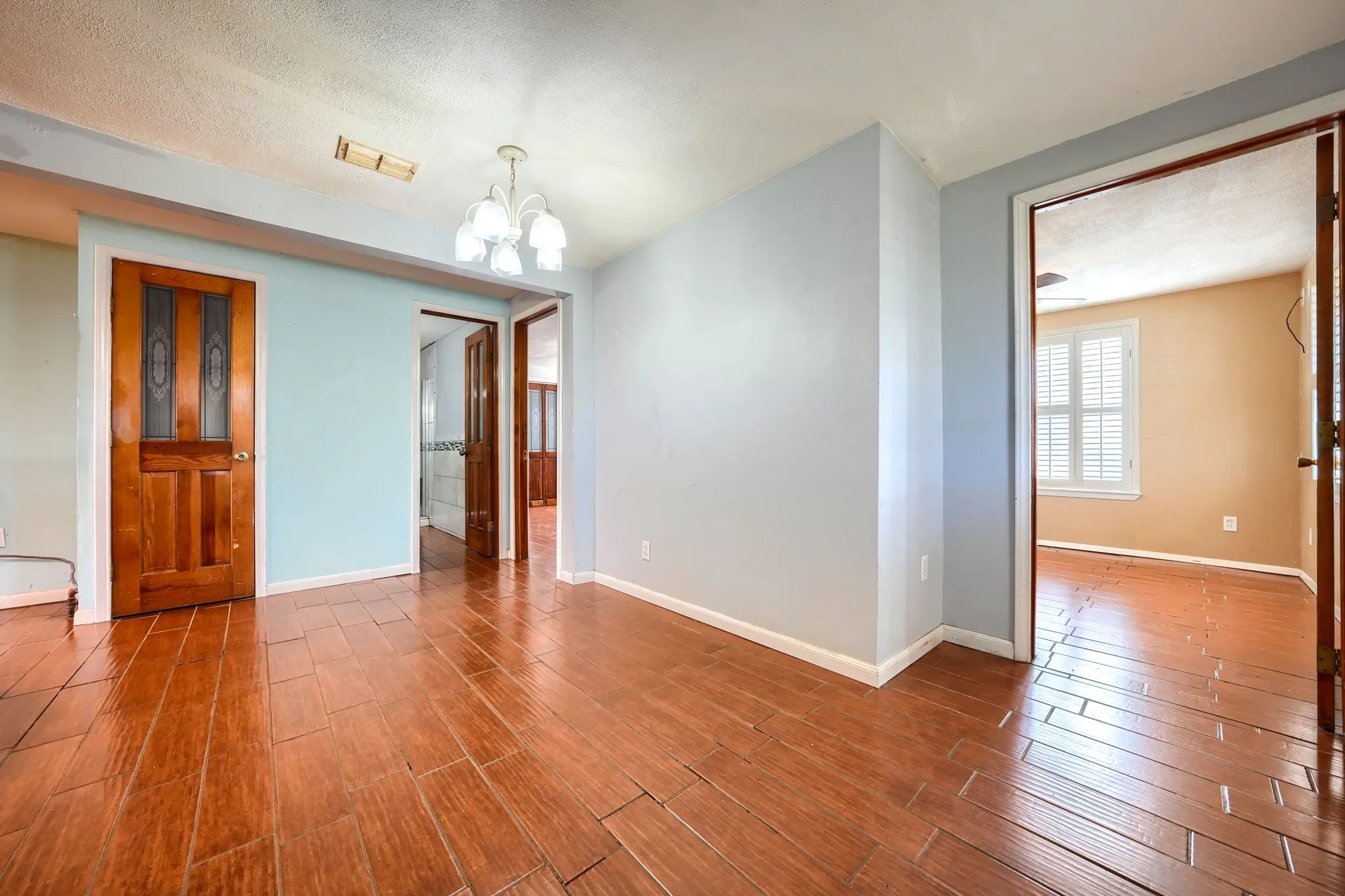 Single Family Residence For Sale in Hunt County , 2112 Mangum Street, Commerce, Texas 75428, 3 Bedroom, 2 Bathroom, Garage spaces, 1,740 Sqft, built in 1960, mls#21159137, Real Estate Agent in Commerce, Homes For Sale in Hunt county, Homes For Sale in Commerce, Realtor in Commerce Texas, Real Estate Brokerage Independent Realty Texas, Luminita Cordes Realtor