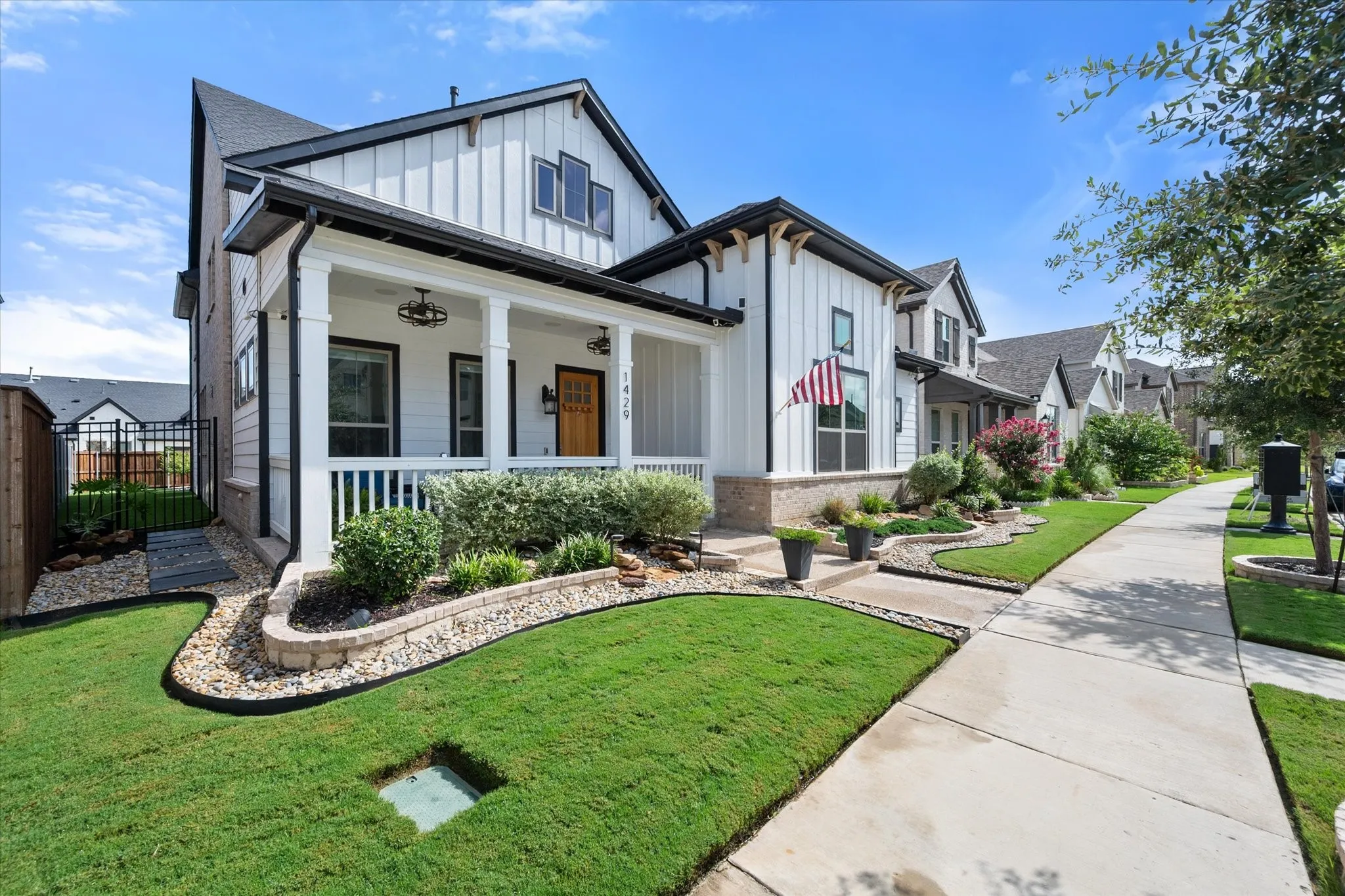 Single Family Residence For Sale in Tarrant County , 1429 Cypress Thorn Drive, Arlington, Texas 76005, 5 Bedroom, 5 Bathroom, 2 Garage spaces, 3,139 Sqft, built in 2023, Preowned, mls#21160833, Real Estate Agent in Arlington, Homes For Sale in Tarrant county, Homes For Sale in Arlington, Realtor in Arlington Texas, Real Estate Brokerage Independent Realty Texas, Luminita Cordes Realtor