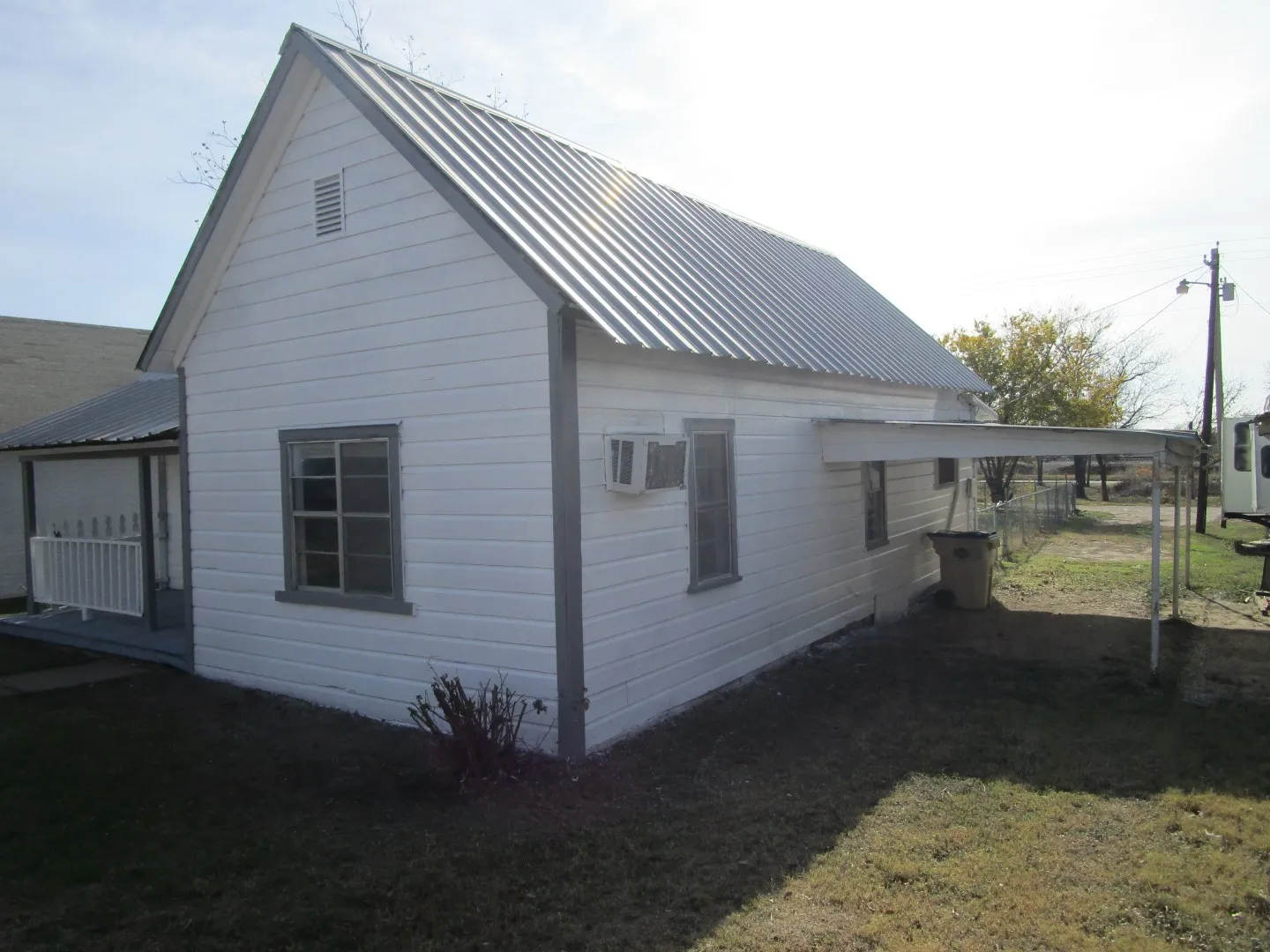 Single Family Residence For Sale in Coleman County , 905 Wallis Avenue, Santa Anna, Texas 76878, 3 Bedrooms, 1 Bathroom, Garage spaces, 917 Sqft, built in 1948, Preowned, Price $55,000, mls#21160876, Real Estate Agent in Santa Anna, Homes For Sale in Coleman county, Homes For Sale in Santa Anna, Realtor in Santa Anna Texas, Real Estate Brokerage Independent Realty Texas, Luminita Cordes Realtor