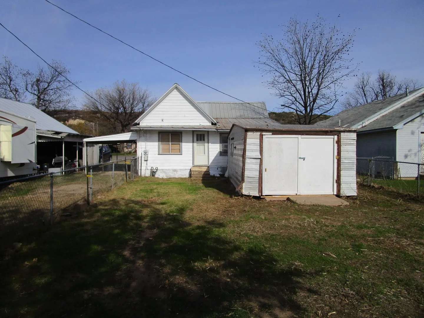 Single Family Residence For Sale in Coleman County , 905 Wallis Avenue, Santa Anna, Texas 76878, 3 Bedrooms, 1 Bathroom, Garage spaces, 917 Sqft, built in 1948, Preowned, Price $55,000, mls#21160876, Real Estate Agent in Santa Anna, Homes For Sale in Coleman county, Homes For Sale in Santa Anna, Realtor in Santa Anna Texas, Real Estate Brokerage Independent Realty Texas, Luminita Cordes Realtor