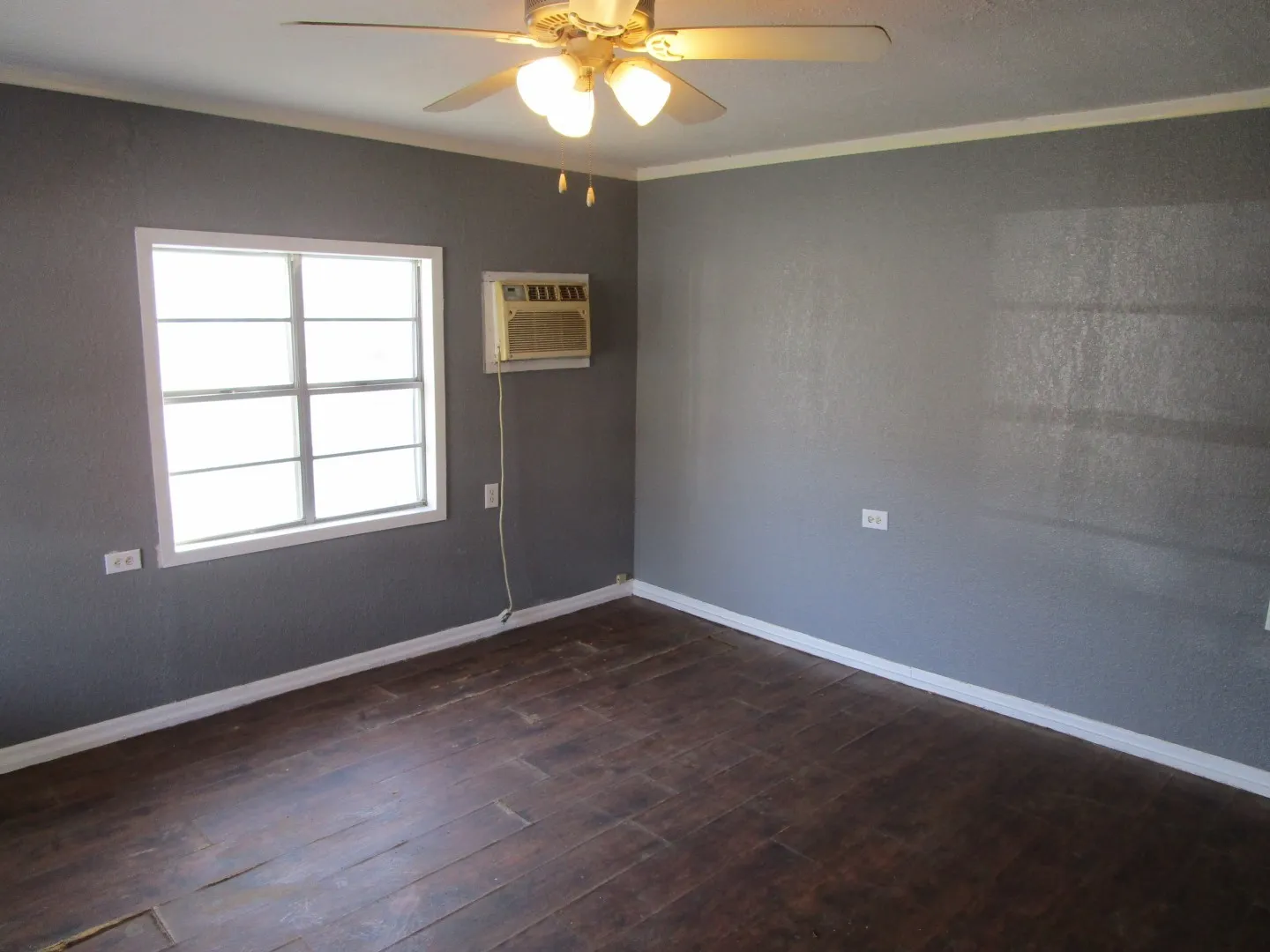 Single Family Residence For Sale in Coleman County , 905 Wallis Avenue, Santa Anna, Texas 76878, 3 Bedrooms, 1 Bathroom, Garage spaces, 917 Sqft, built in 1948, Preowned, Price $55,000, mls#21160876, Real Estate Agent in Santa Anna, Homes For Sale in Coleman county, Homes For Sale in Santa Anna, Realtor in Santa Anna Texas, Real Estate Brokerage Independent Realty Texas, Luminita Cordes Realtor