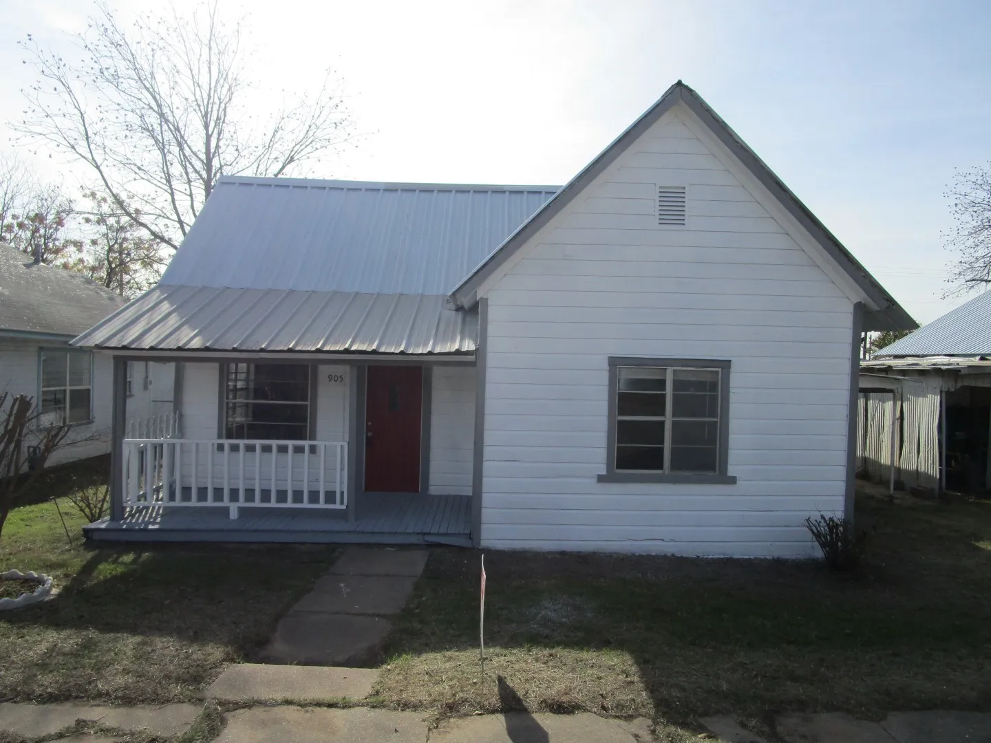 Single Family Residence For Sale in Coleman County , 905 Wallis Avenue, Santa Anna, Texas 76878, 3 Bedrooms, 1 Bathroom, Garage spaces, 917 Sqft, built in 1948, Preowned, Price $55,000, mls#21160876, Real Estate Agent in Santa Anna, Homes For Sale in Coleman county, Homes For Sale in Santa Anna, Realtor in Santa Anna Texas, Real Estate Brokerage Independent Realty Texas, Luminita Cordes Realtor