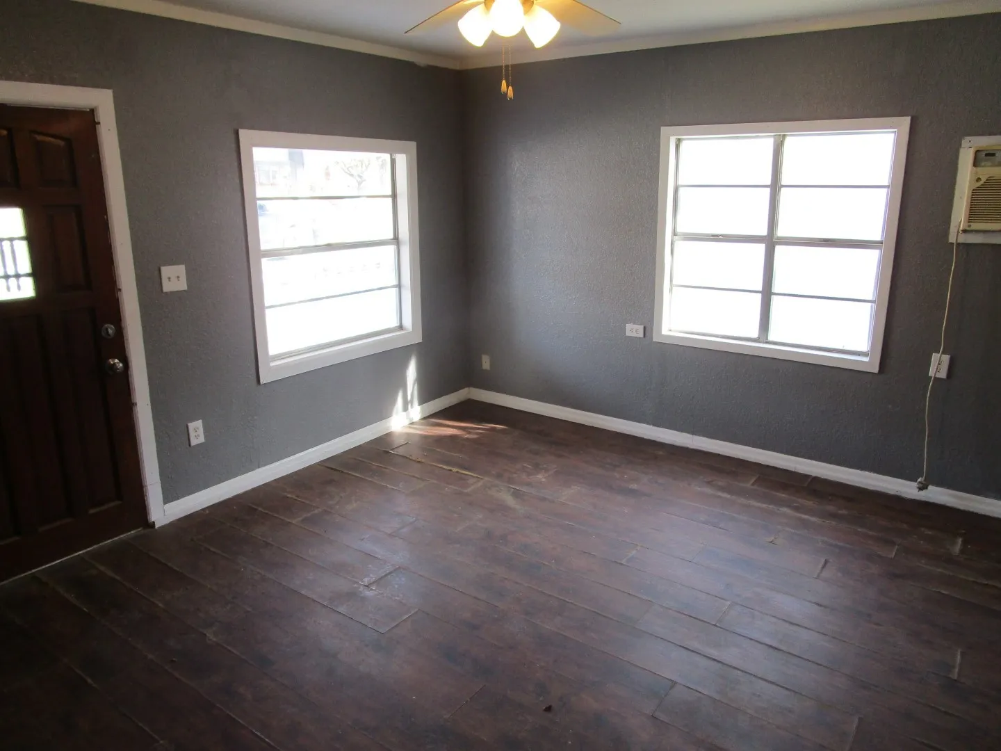 Single Family Residence For Sale in Coleman County , 905 Wallis Avenue, Santa Anna, Texas 76878, 3 Bedrooms, 1 Bathroom, Garage spaces, 917 Sqft, built in 1948, Preowned, Price $55,000, mls#21160876, Real Estate Agent in Santa Anna, Homes For Sale in Coleman county, Homes For Sale in Santa Anna, Realtor in Santa Anna Texas, Real Estate Brokerage Independent Realty Texas, Luminita Cordes Realtor
