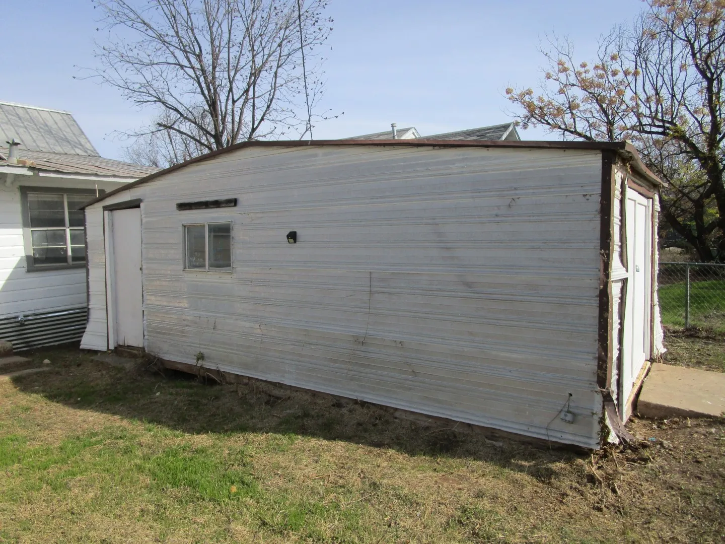 Single Family Residence For Sale in Coleman County , 905 Wallis Avenue, Santa Anna, Texas 76878, 3 Bedrooms, 1 Bathroom, Garage spaces, 917 Sqft, built in 1948, Preowned, Price $55,000, mls#21160876, Real Estate Agent in Santa Anna, Homes For Sale in Coleman county, Homes For Sale in Santa Anna, Realtor in Santa Anna Texas, Real Estate Brokerage Independent Realty Texas, Luminita Cordes Realtor