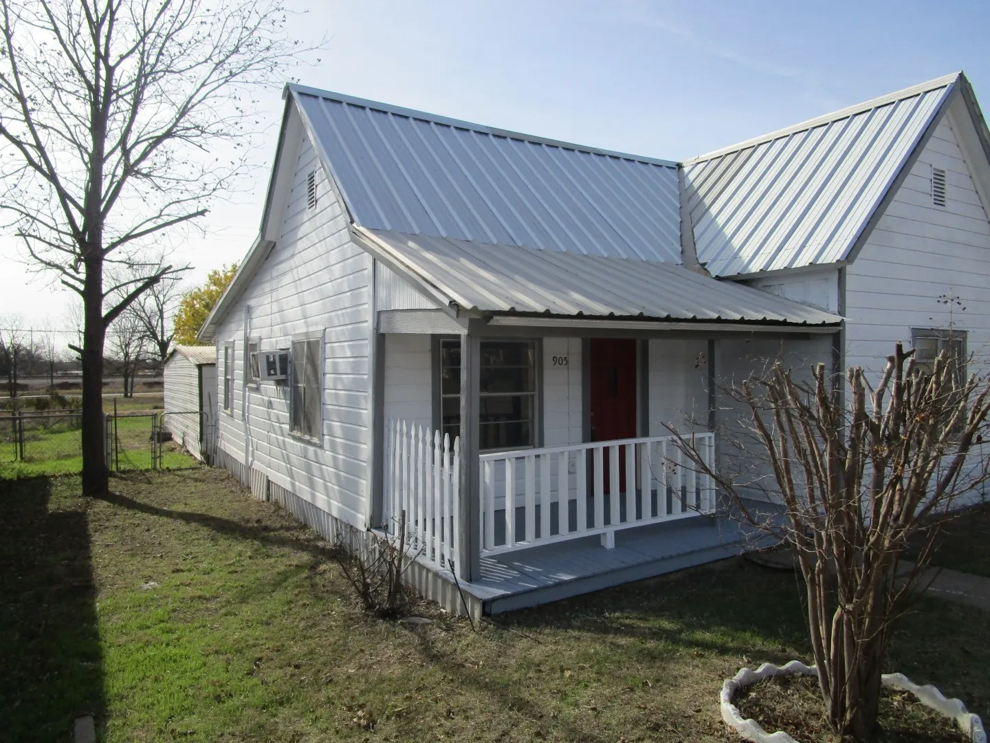 Single Family Residence For Sale in Coleman County , 905 Wallis Avenue, Santa Anna, Texas 76878, 3 Bedrooms, 1 Bathroom, Garage spaces, 917 Sqft, built in 1948, Preowned, Price $55,000, mls#21160876, Real Estate Agent in Santa Anna, Homes For Sale in Coleman county, Homes For Sale in Santa Anna, Realtor in Santa Anna Texas, Real Estate Brokerage Independent Realty Texas, Luminita Cordes Realtor