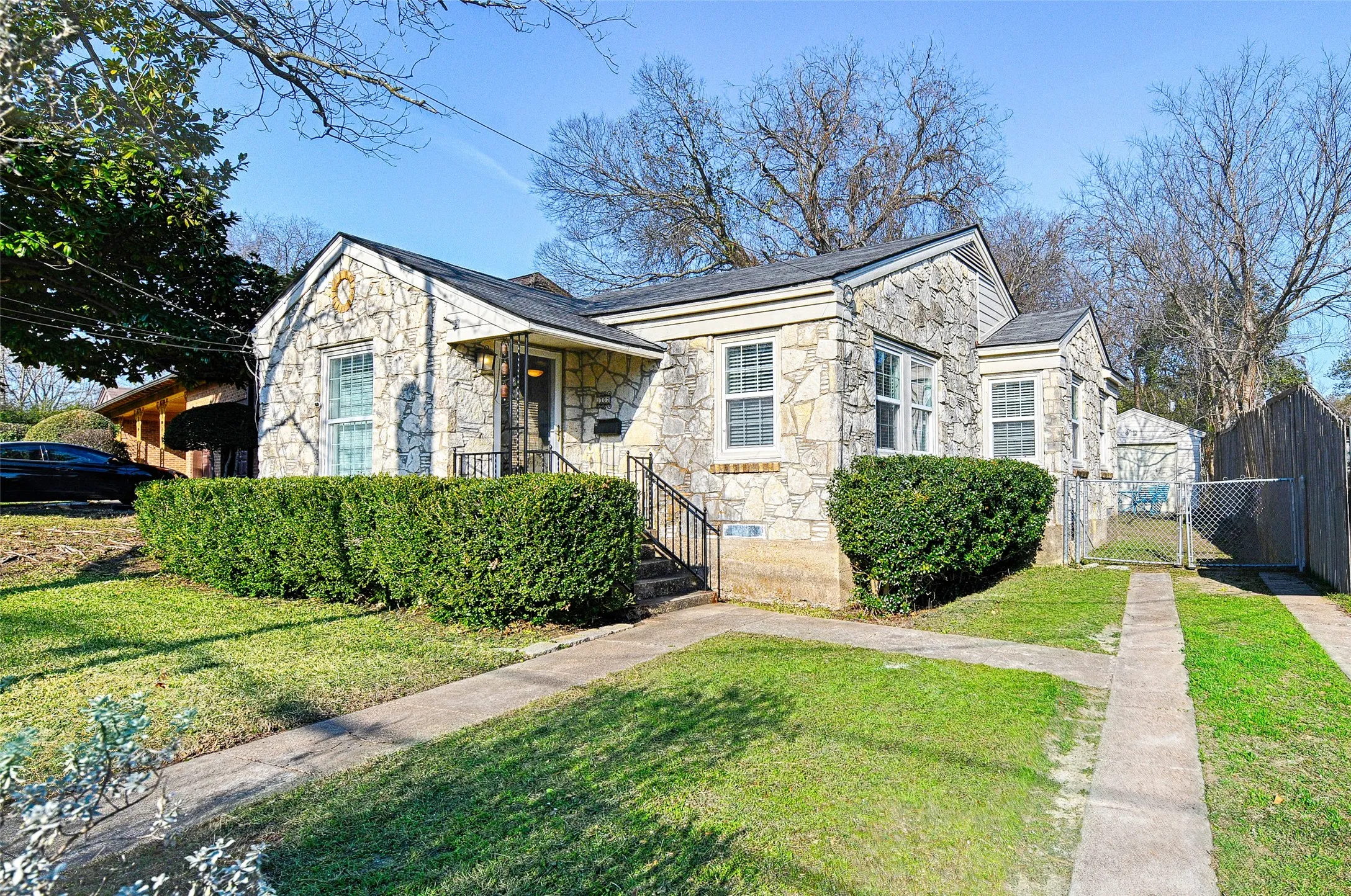 Single Family Residence For Sale in Dallas County , 1707 Homewood Place, Dallas, Texas 75224, 2 Bedroom, 1 Bathroom, 1 Garage spaces, 882 Sqft, built in 1946, mls#21160890, Real Estate Agent in Dallas, Homes For Sale in Dallas county, Homes For Sale in Dallas, Realtor in Dallas Texas, Real Estate Brokerage Independent Realty Texas, Luminita Cordes Realtor