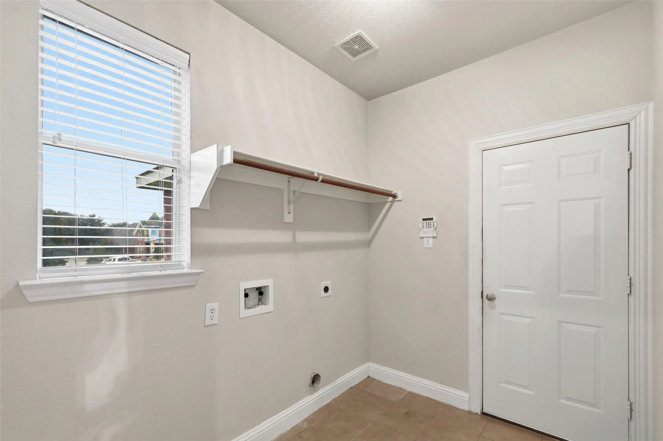 Single Family Residence For Sale in Dallas County , 222 River Birch Trail, Garland, Texas 75040, 4 Bedroom, 4 Bathroom, 3 Garage spaces, 4,483 Sqft, built in 2004, Preowned, mls#21159095, Real Estate Agent in Garland, Homes For Sale in Dallas county, Homes For Sale in Garland, Realtor in Garland Texas, Real Estate Brokerage Independent Realty Texas, Luminita Cordes Realtor
