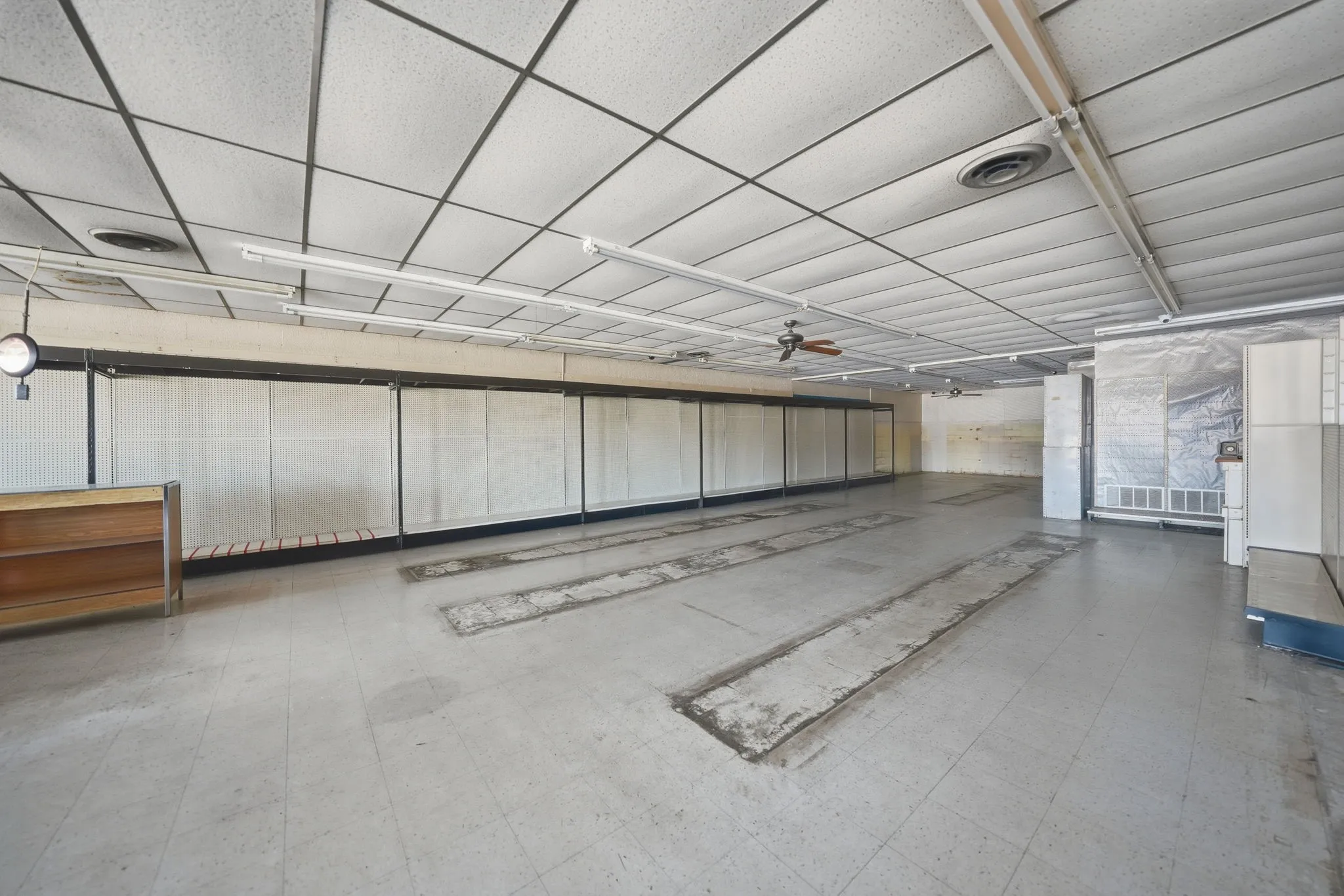 Open-span interior adapts to retail, service, or office