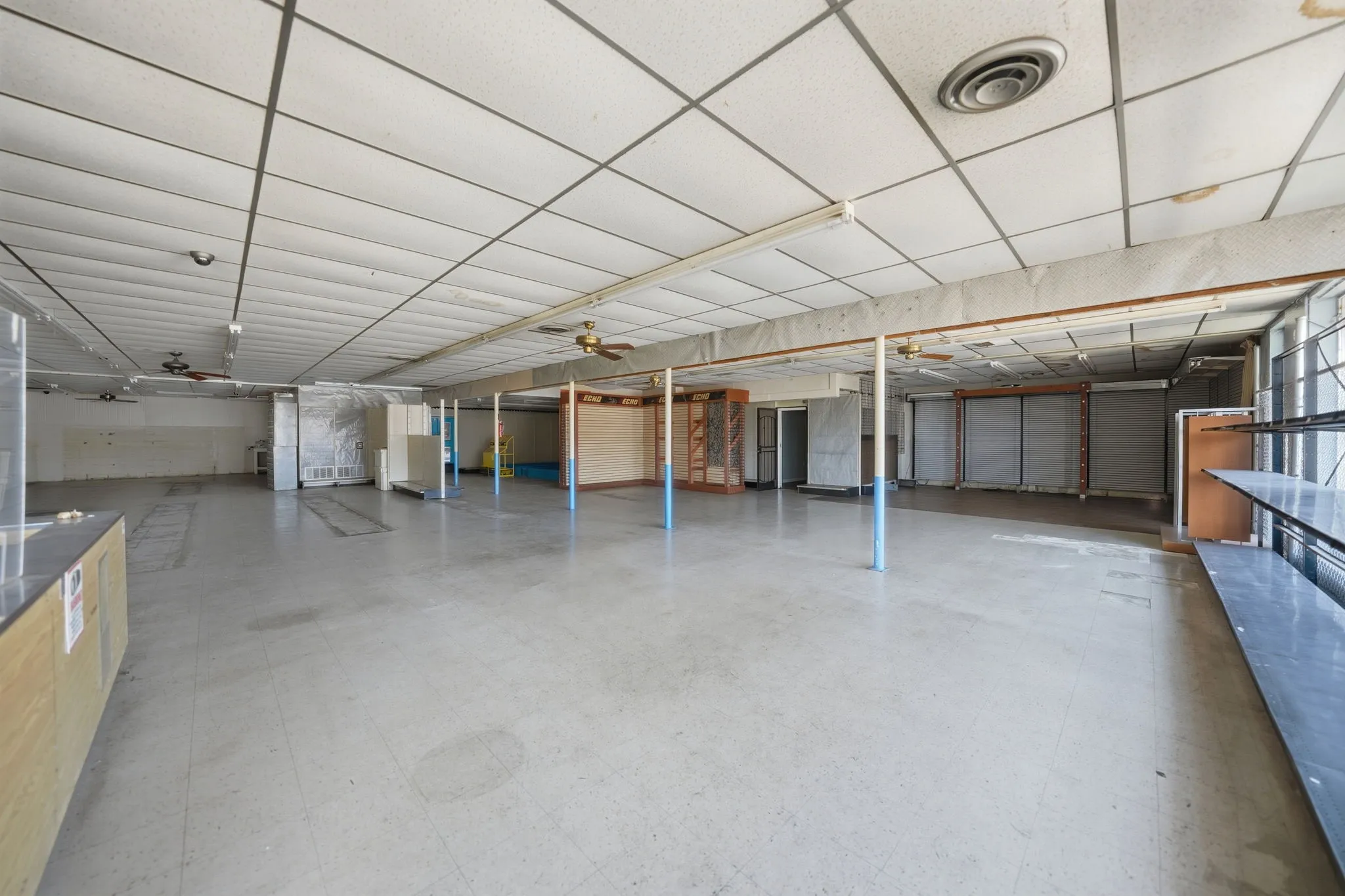 Flexible sales floor with built-in display walls