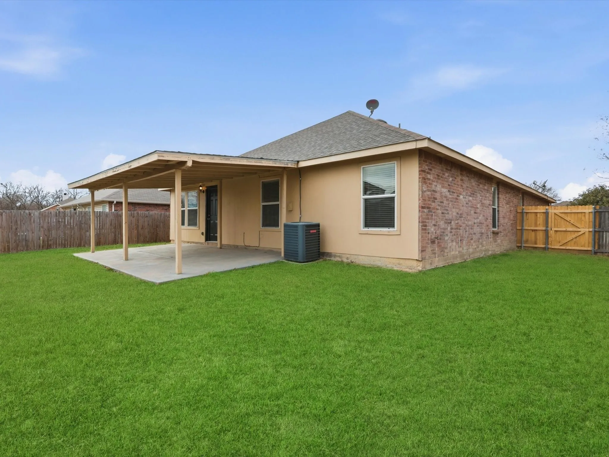 Single Family Residence For Sale in Johnson County , 1441 Erin Drive, Burleson, Texas 76028, 4 Bedroom, 2 Bathroom, 2 Garage spaces, 2,046 Sqft, built in 2006, Preowned, mls#21157881, Real Estate Agent in Burleson, Homes For Sale in Johnson county, Homes For Sale in Burleson, Realtor in Burleson Texas, Real Estate Brokerage Independent Realty Texas, Luminita Cordes Realtor