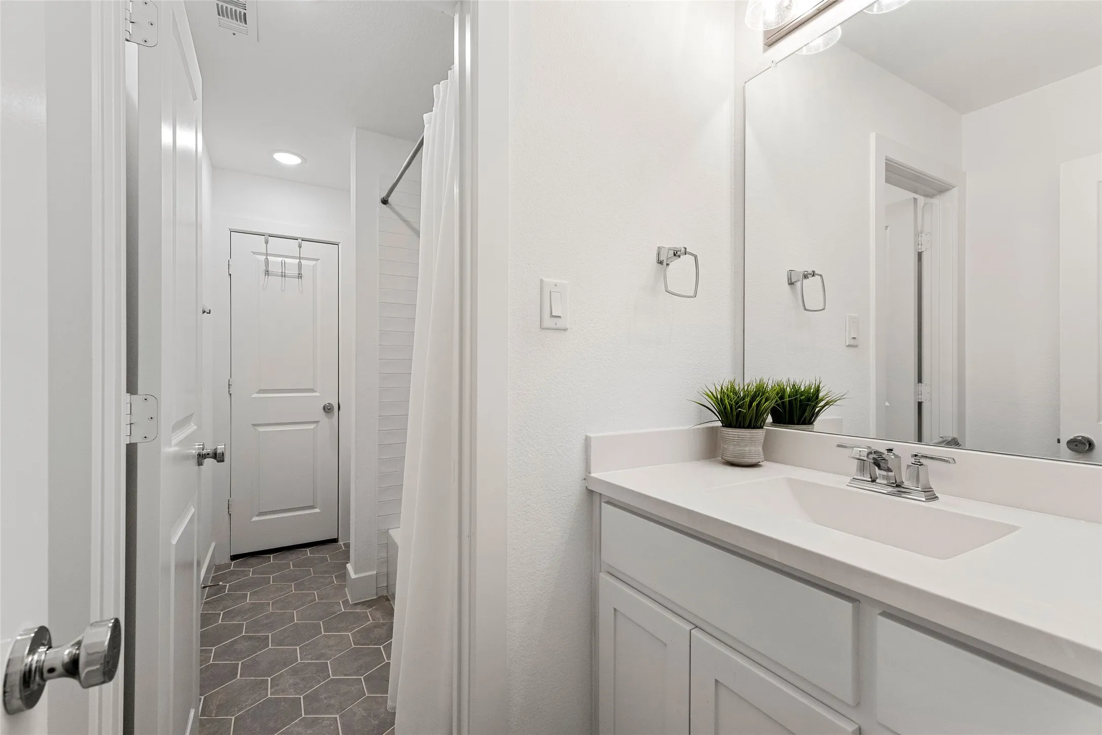 Single Family Residence For Sale in Denton County , 401 Sunnyridge Lane, Little Elm, Texas 76227, 4 Bedroom, 4 Bathroom, 3 Garage spaces, 3,447 Sqft, built in 2022, Preowned, mls#21160761, Real Estate Agent in Little Elm, Homes For Sale in Denton county, Homes For Sale in Little Elm, Realtor in Little Elm Texas, Real Estate Brokerage Independent Realty Texas, Luminita Cordes Realtor
