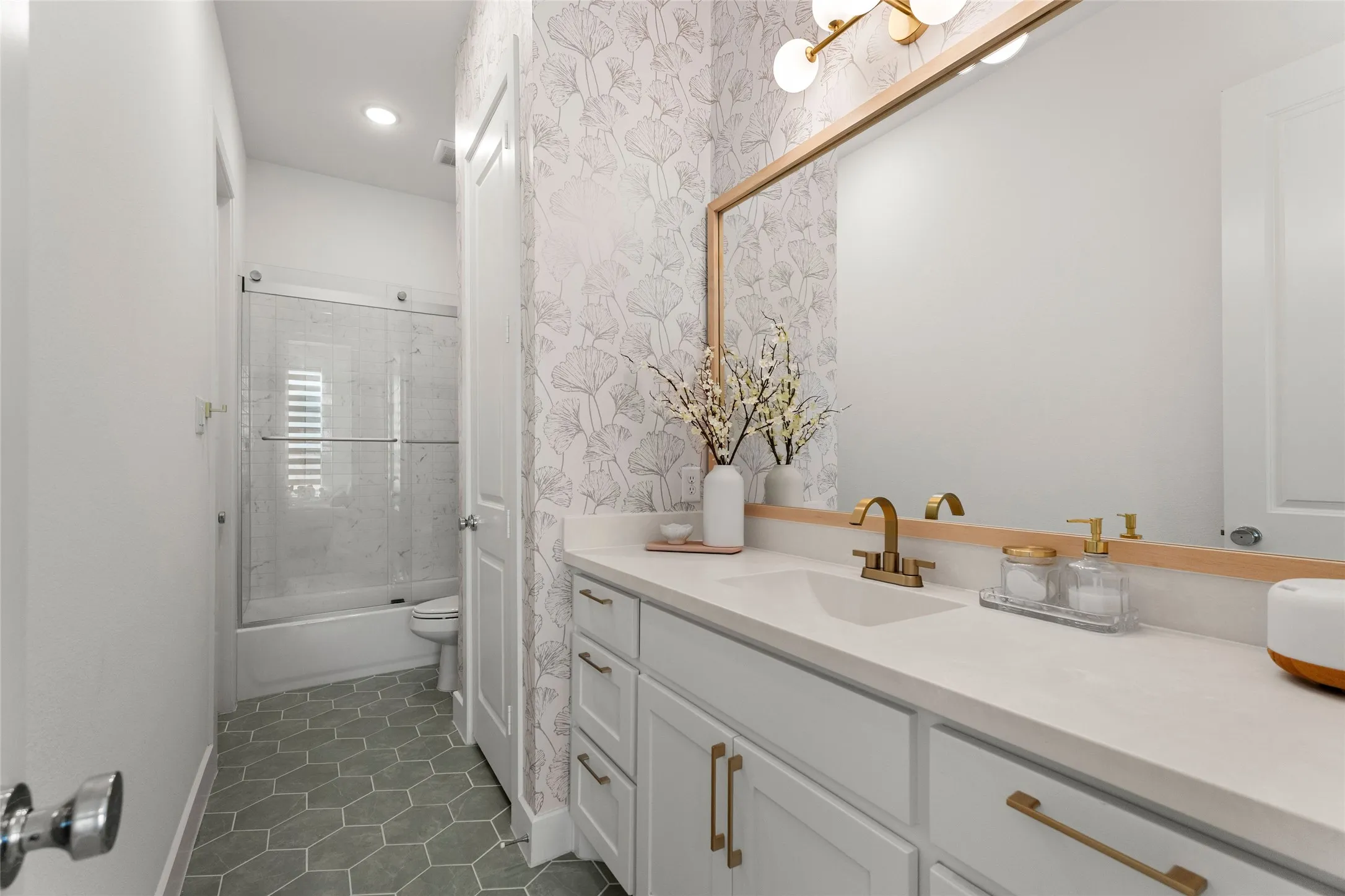Single Family Residence For Sale in Denton County , 401 Sunnyridge Lane, Little Elm, Texas 76227, 4 Bedroom, 4 Bathroom, 3 Garage spaces, 3,447 Sqft, built in 2022, Preowned, mls#21160761, Real Estate Agent in Little Elm, Homes For Sale in Denton county, Homes For Sale in Little Elm, Realtor in Little Elm Texas, Real Estate Brokerage Independent Realty Texas, Luminita Cordes Realtor