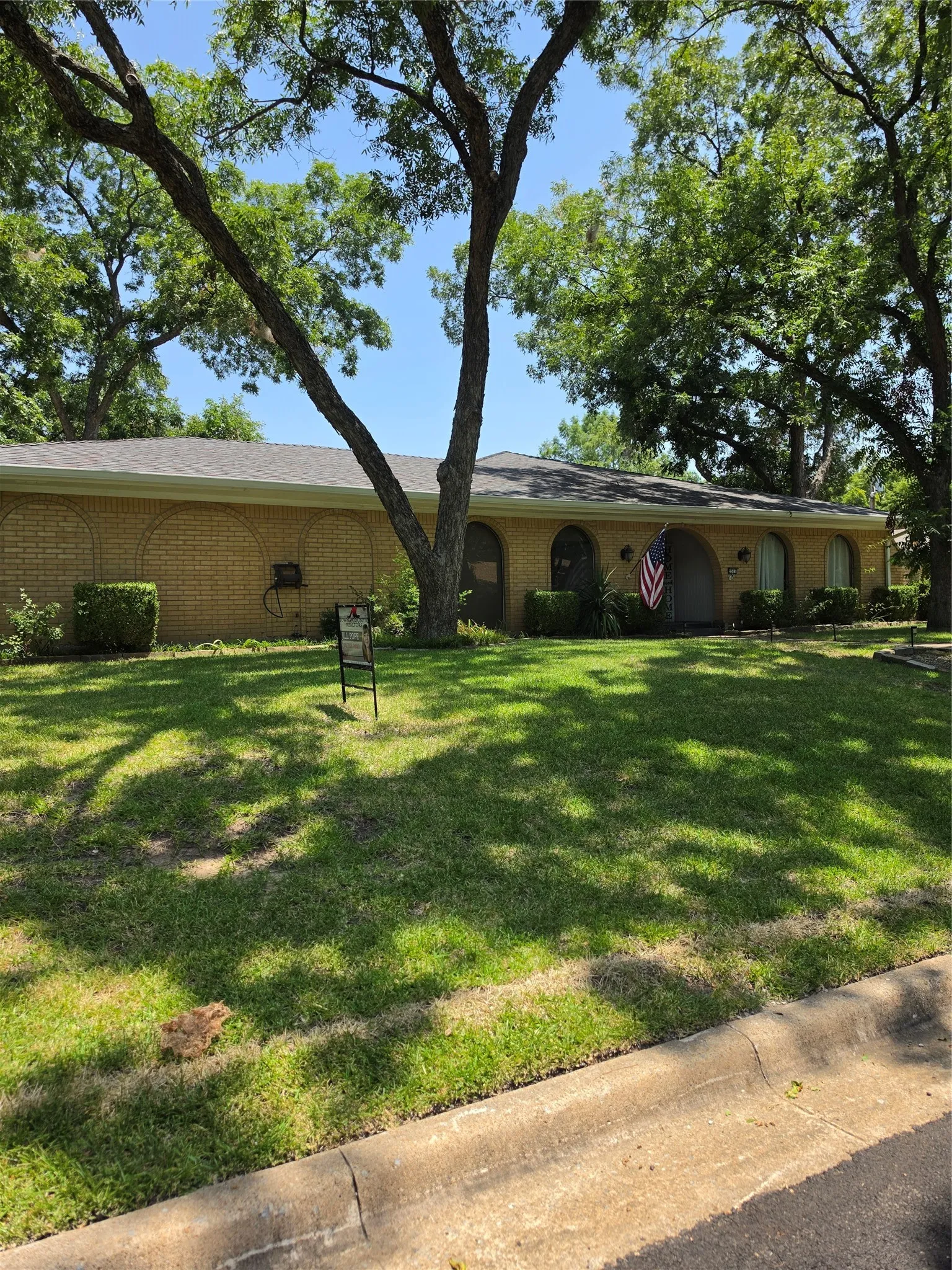 Single Family Residence For Sale in Grayson County , 2517 Nantucket Drive, Sherman, Texas 75092, 4 Bedroom, 3 Bathroom, 2 Garage spaces, 2,609 Sqft, built in 1975, Preowned, mls#21147354, Real Estate Agent in Sherman, Homes For Sale in Grayson county, Homes For Sale in Sherman, Realtor in Sherman Texas, Real Estate Brokerage Independent Realty Texas, Luminita Cordes Realtor