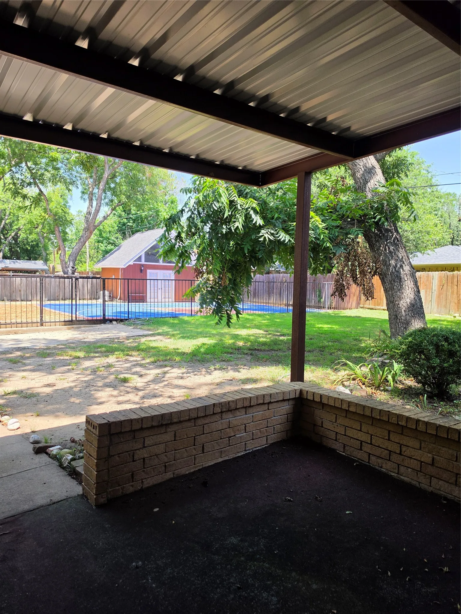 Single Family Residence For Sale in Grayson County , 2517 Nantucket Drive, Sherman, Texas 75092, 4 Bedroom, 3 Bathroom, 2 Garage spaces, 2,609 Sqft, built in 1975, Preowned, mls#21147354, Real Estate Agent in Sherman, Homes For Sale in Grayson county, Homes For Sale in Sherman, Realtor in Sherman Texas, Real Estate Brokerage Independent Realty Texas, Luminita Cordes Realtor