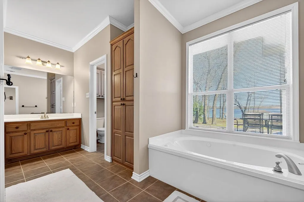Single Family Residence For Sale in Henderson County , 7811 Double Oaks Road, Athens, Texas 75752, 5 Bedroom, 4 Bathroom, 2 Garage spaces, 3,994 Sqft, built in 1993, mls#21161338, Real Estate Agent in Athens, Homes For Sale in Henderson county, Homes For Sale in Athens, Realtor in Athens Texas, Real Estate Brokerage Independent Realty Texas, Luminita Cordes Realtor
