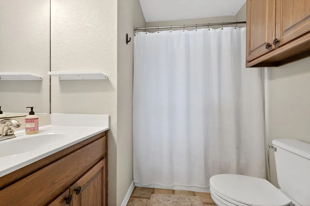 Single Family Residence For Sale in Henderson County , 7811 Double Oaks Road, Athens, Texas 75752, 5 Bedroom, 4 Bathroom, 2 Garage spaces, 3,994 Sqft, built in 1993, mls#21161338, Real Estate Agent in Athens, Homes For Sale in Henderson county, Homes For Sale in Athens, Realtor in Athens Texas, Real Estate Brokerage Independent Realty Texas, Luminita Cordes Realtor