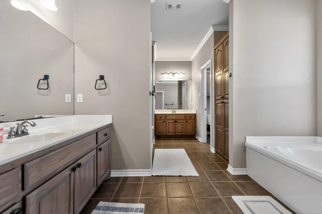 Single Family Residence For Sale in Henderson County , 7811 Double Oaks Road, Athens, Texas 75752, 5 Bedroom, 4 Bathroom, 2 Garage spaces, 3,994 Sqft, built in 1993, mls#21161338, Real Estate Agent in Athens, Homes For Sale in Henderson county, Homes For Sale in Athens, Realtor in Athens Texas, Real Estate Brokerage Independent Realty Texas, Luminita Cordes Realtor