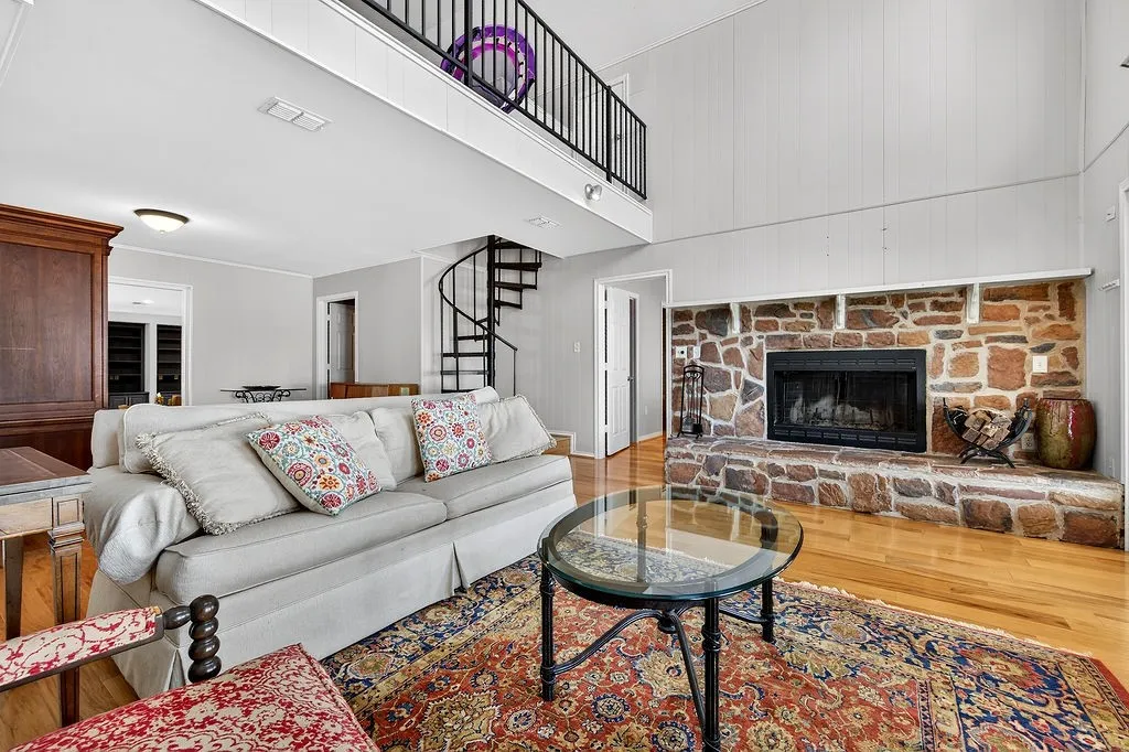 Single Family Residence For Sale in Henderson County , 7811 Double Oaks Road, Athens, Texas 75752, 5 Bedroom, 4 Bathroom, 2 Garage spaces, 3,994 Sqft, built in 1993, mls#21161338, Real Estate Agent in Athens, Homes For Sale in Henderson county, Homes For Sale in Athens, Realtor in Athens Texas, Real Estate Brokerage Independent Realty Texas, Luminita Cordes Realtor