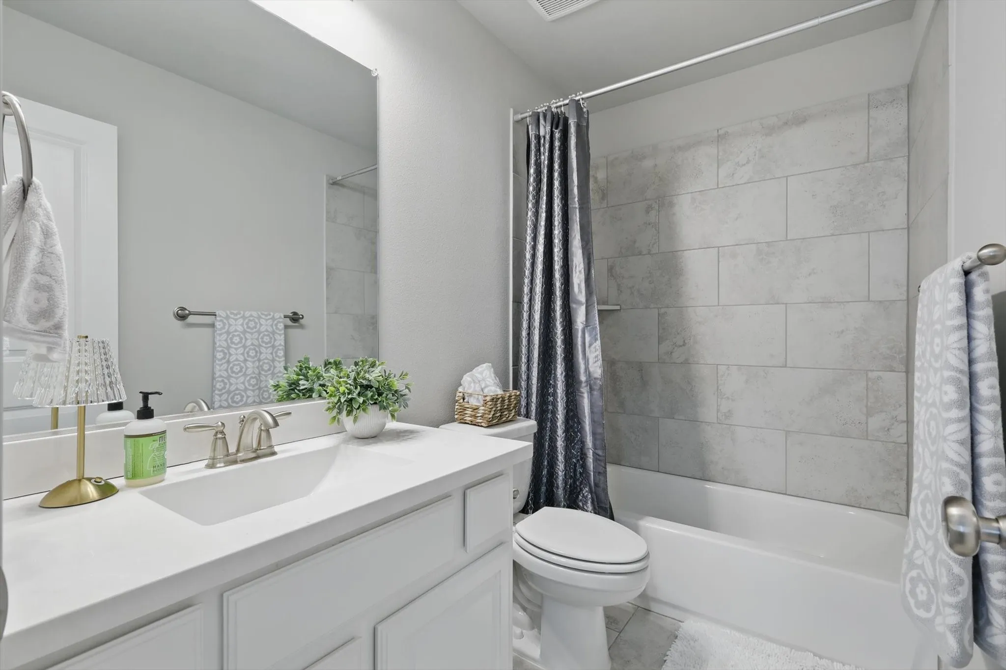 Single Family Residence For Sale in Collin County , 1120 Ellicott Drive, Celina, Texas 75009, 5 Bedroom, 7 Bathroom, 4 Garage spaces, 4,321 Sqft, built in 2017, Preowned, Price $939,999, mls#21161039, Real Estate Agent in Celina, Homes For Sale in Collin county, Homes For Sale in Celina, Realtor in Celina Texas, Real Estate Brokerage Independent Realty Texas, Luminita Cordes Realtor