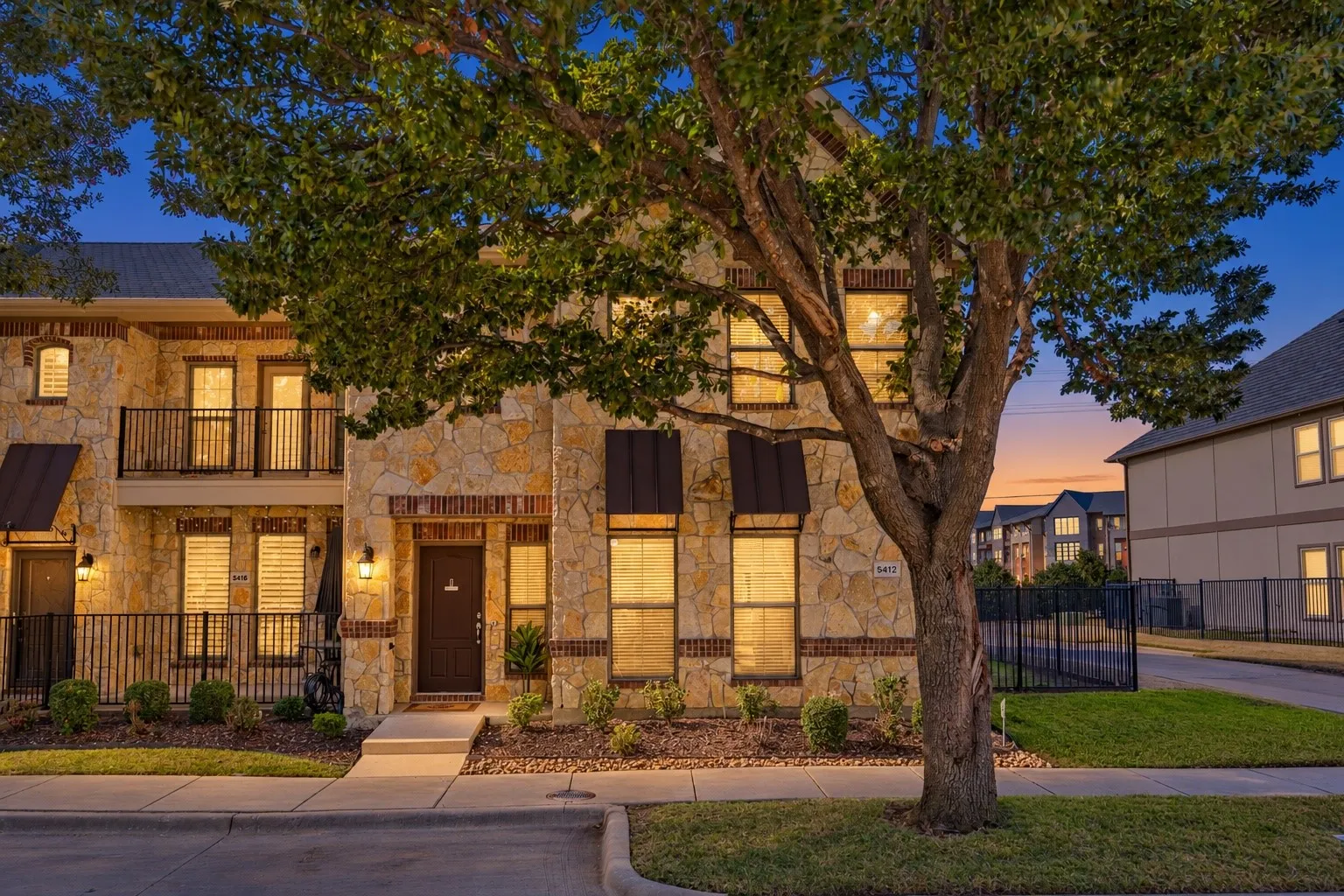 Townhouse For Sale in Collin County , 5412 Conch Train Road, Mc Kinney, Texas 75070, 3 Bedroom, 3 Bathroom, 2 Garage spaces, 2,034 Sqft, built in 2006, Preowned, mls#21152853, Real Estate Agent in Mc Kinney, Homes For Sale in Collin county, Homes For Sale in Mc Kinney, Realtor in Mc Kinney Texas, Real Estate Brokerage Independent Realty Texas, Luminita Cordes Realtor