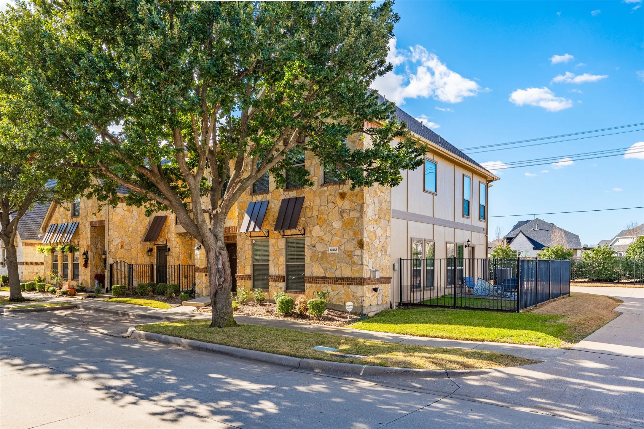 Townhouse For Sale in Collin County , 5412 Conch Train Road, Mc Kinney, Texas 75070, 3 Bedroom, 3 Bathroom, 2 Garage spaces, 2,034 Sqft, built in 2006, Preowned, mls#21152853, Real Estate Agent in Mc Kinney, Homes For Sale in Collin county, Homes For Sale in Mc Kinney, Realtor in Mc Kinney Texas, Real Estate Brokerage Independent Realty Texas, Luminita Cordes Realtor
