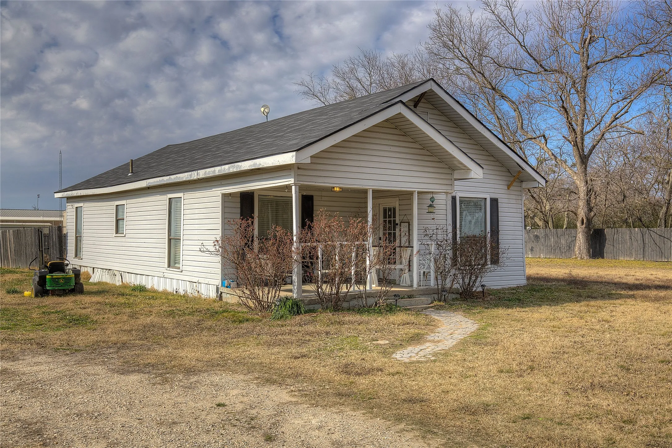 Single Family Residence For Sale in Hopkins County , 50 County Road 3557, Sulphur Bluff, Texas 75481, 3 Bedroom, 1 Bathroom, Garage spaces, 1,450 Sqft, built in 1920, Preowned, mls#21160816, Real Estate Agent in Sulphur Bluff, Homes For Sale in Hopkins county, Homes For Sale in Sulphur Bluff, Realtor in Sulphur Bluff Texas, Real Estate Brokerage Independent Realty Texas, Luminita Cordes Realtor