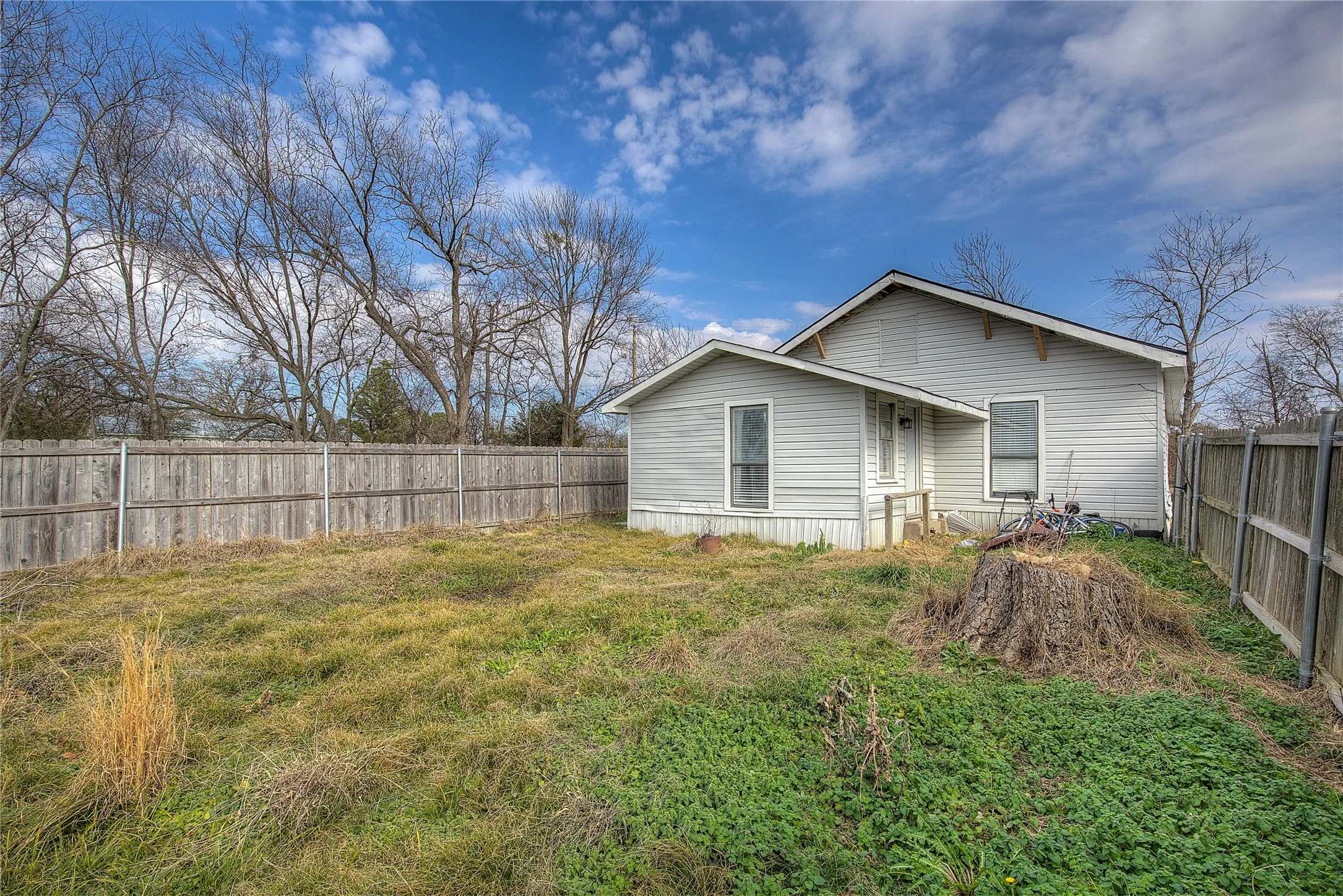 Single Family Residence For Sale in Hopkins County , 50 County Road 3557, Sulphur Bluff, Texas 75481, 3 Bedroom, 1 Bathroom, Garage spaces, 1,450 Sqft, built in 1920, Preowned, mls#21160816, Real Estate Agent in Sulphur Bluff, Homes For Sale in Hopkins county, Homes For Sale in Sulphur Bluff, Realtor in Sulphur Bluff Texas, Real Estate Brokerage Independent Realty Texas, Luminita Cordes Realtor