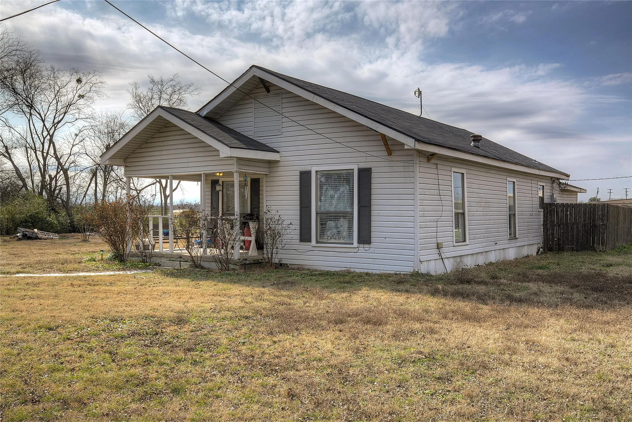 Single Family Residence For Sale in Hopkins County , 50 County Road 3557, Sulphur Bluff, Texas 75481, 3 Bedroom, 1 Bathroom, Garage spaces, 1,450 Sqft, built in 1920, Preowned, mls#21160816, Real Estate Agent in Sulphur Bluff, Homes For Sale in Hopkins county, Homes For Sale in Sulphur Bluff, Realtor in Sulphur Bluff Texas, Real Estate Brokerage Independent Realty Texas, Luminita Cordes Realtor