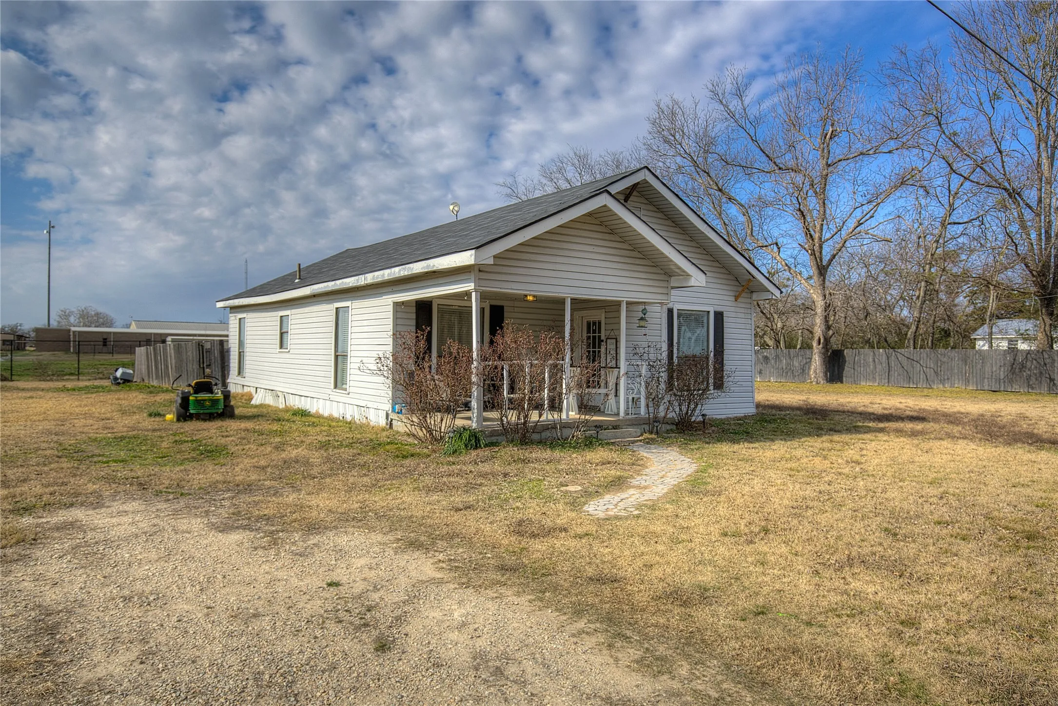 Single Family Residence For Sale in Hopkins County , 50 County Road 3557, Sulphur Bluff, Texas 75481, 3 Bedroom, 1 Bathroom, Garage spaces, 1,450 Sqft, built in 1920, Preowned, mls#21160816, Real Estate Agent in Sulphur Bluff, Homes For Sale in Hopkins county, Homes For Sale in Sulphur Bluff, Realtor in Sulphur Bluff Texas, Real Estate Brokerage Independent Realty Texas, Luminita Cordes Realtor