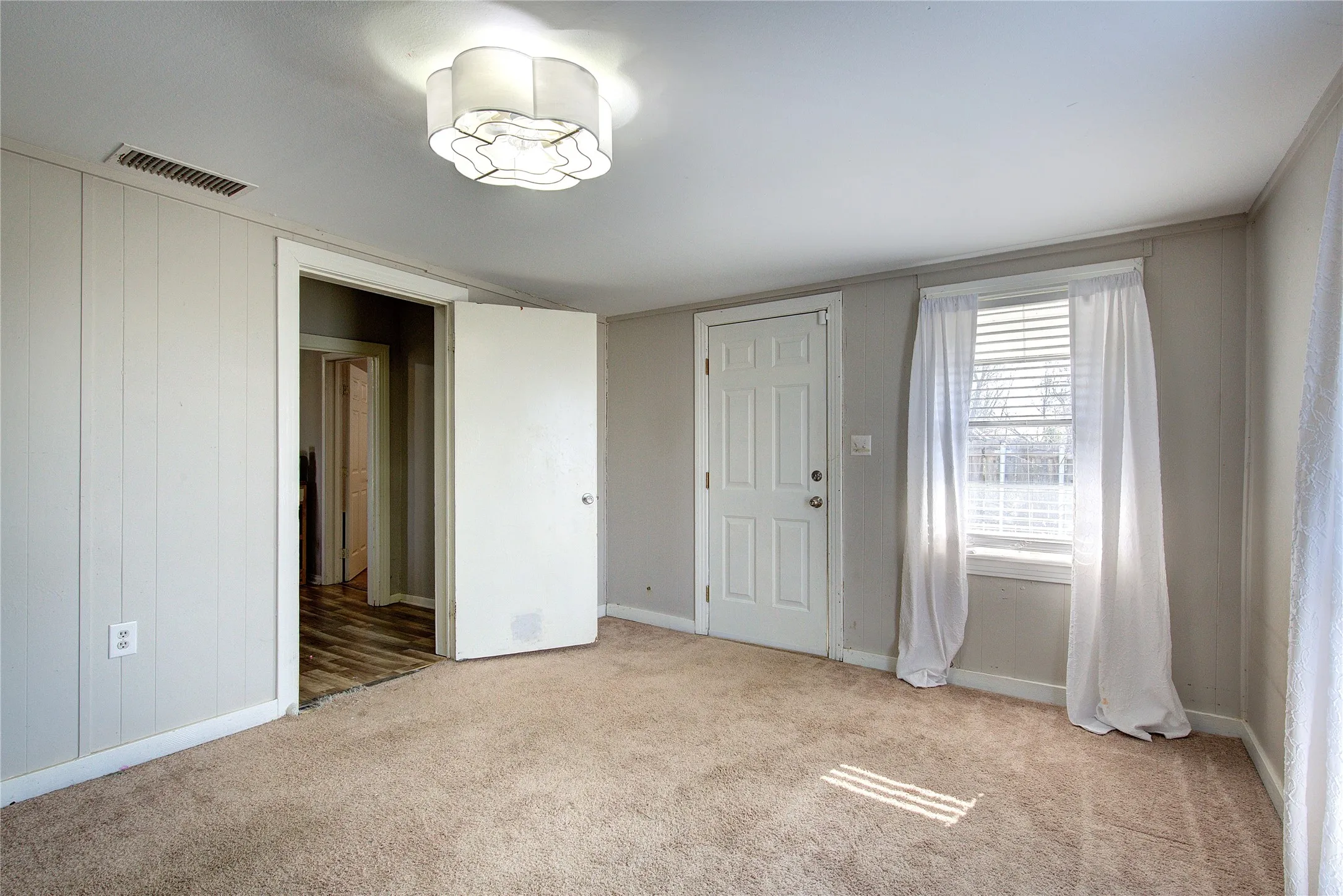 Single Family Residence For Sale in Hopkins County , 50 County Road 3557, Sulphur Bluff, Texas 75481, 3 Bedroom, 1 Bathroom, Garage spaces, 1,450 Sqft, built in 1920, Preowned, mls#21160816, Real Estate Agent in Sulphur Bluff, Homes For Sale in Hopkins county, Homes For Sale in Sulphur Bluff, Realtor in Sulphur Bluff Texas, Real Estate Brokerage Independent Realty Texas, Luminita Cordes Realtor