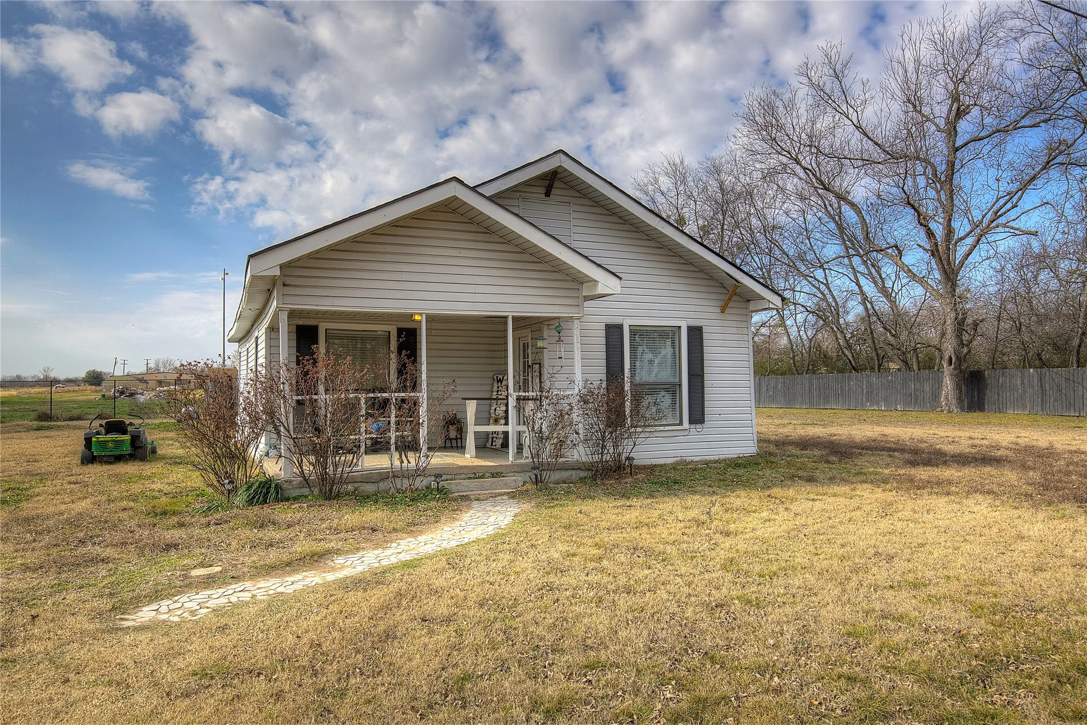 Single Family Residence For Sale in Hopkins County , 50 County Road 3557, Sulphur Bluff, Texas 75481, 3 Bedroom, 1 Bathroom, Garage spaces, 1,450 Sqft, built in 1920, Preowned, mls#21160816, Real Estate Agent in Sulphur Bluff, Homes For Sale in Hopkins county, Homes For Sale in Sulphur Bluff, Realtor in Sulphur Bluff Texas, Real Estate Brokerage Independent Realty Texas, Luminita Cordes Realtor