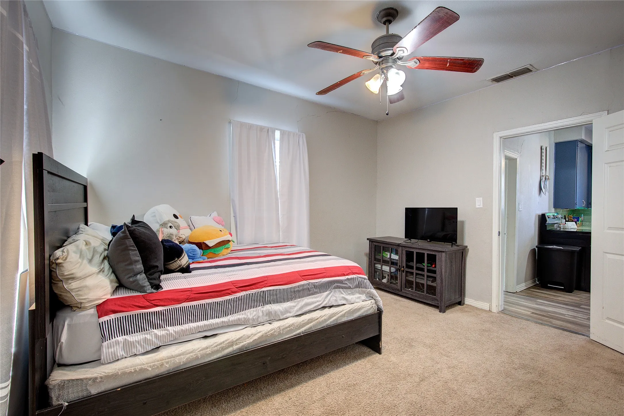 Single Family Residence For Sale in Hopkins County , 50 County Road 3557, Sulphur Bluff, Texas 75481, 3 Bedroom, 1 Bathroom, Garage spaces, 1,450 Sqft, built in 1920, Preowned, mls#21160816, Real Estate Agent in Sulphur Bluff, Homes For Sale in Hopkins county, Homes For Sale in Sulphur Bluff, Realtor in Sulphur Bluff Texas, Real Estate Brokerage Independent Realty Texas, Luminita Cordes Realtor