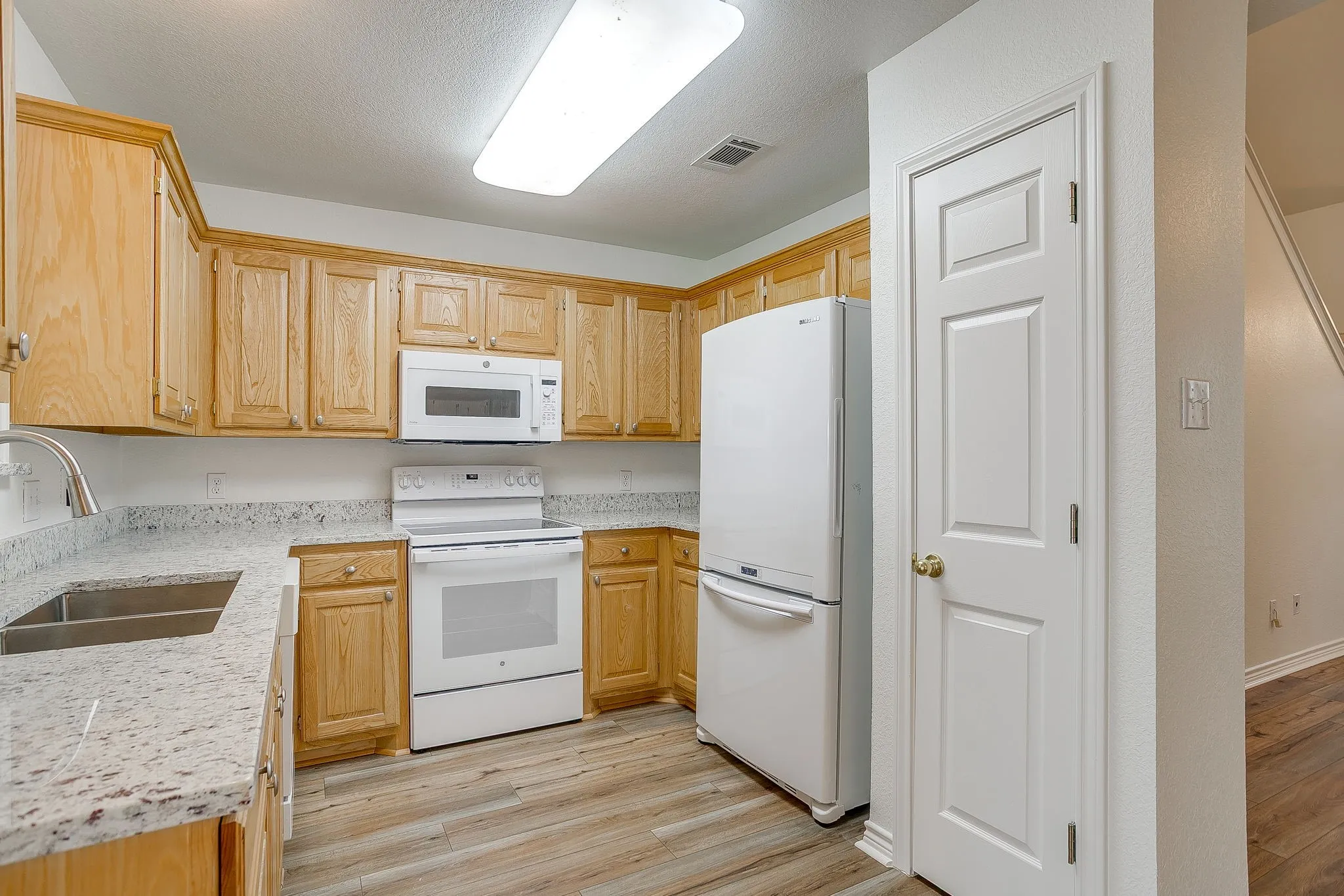 Single Family Residence For Sale in Hill County , 1451 Lakeside Trail, Whitney, Texas 76692, 3 Bedroom, 2 Bathroom, 2 Garage spaces, 1,994 Sqft, built in 2000, mls#21160911, Real Estate Agent in Whitney, Homes For Sale in Hill county, Homes For Sale in Whitney, Realtor in Whitney Texas, Real Estate Brokerage Independent Realty Texas, Luminita Cordes Realtor
